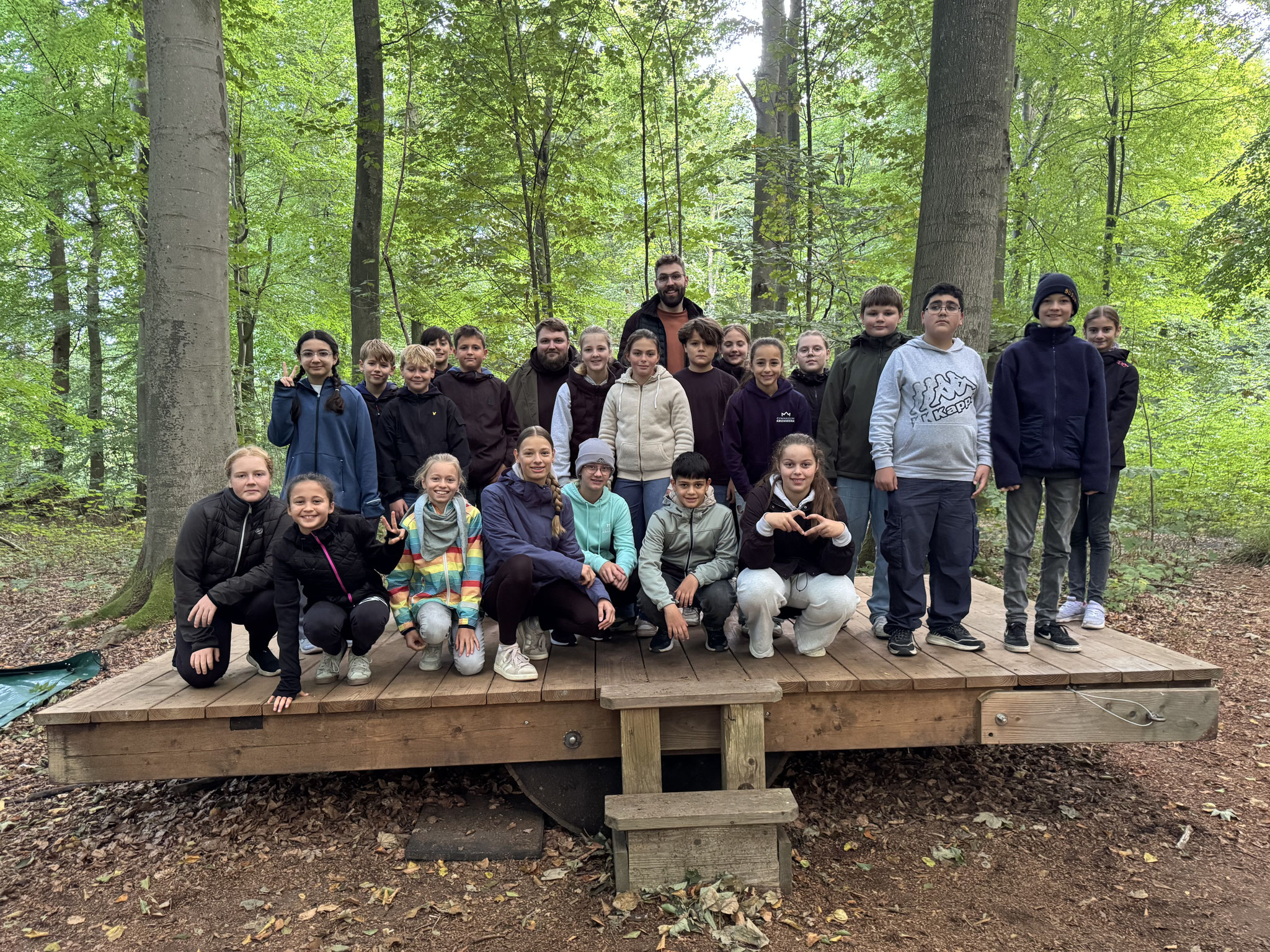 Die 6. Klassen des Gymnasiums Kronwerk stärkten im Hochseilgarten Altenhof ihren Zusammenhalt. Nach kniffligen Kooperationsaufgaben am Boden ging es hoch in die Bäume, wo Mut und gegenseitiges Vertrauen im Mittelpunkt standen.