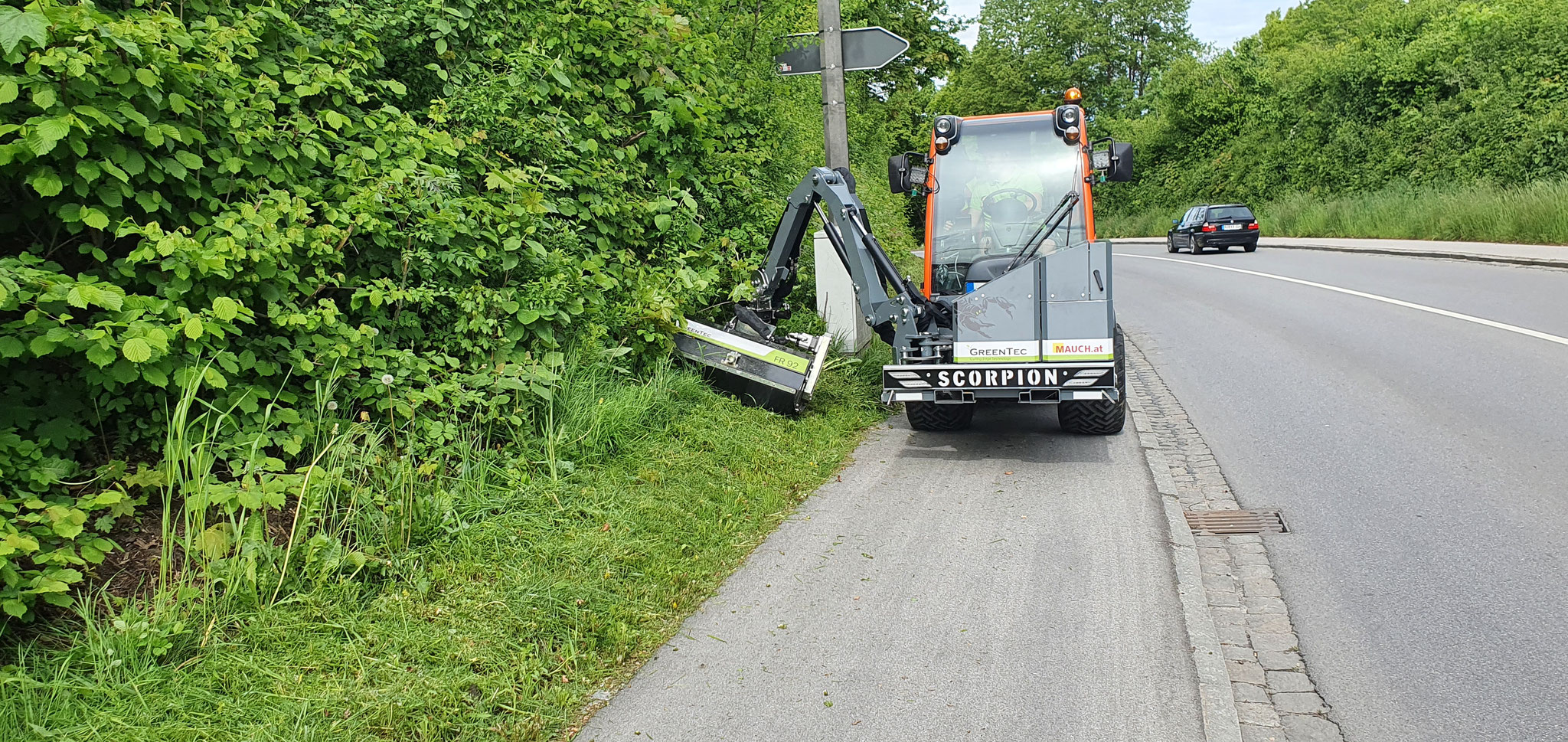 Bankettmähen mit Holder auf Radweg