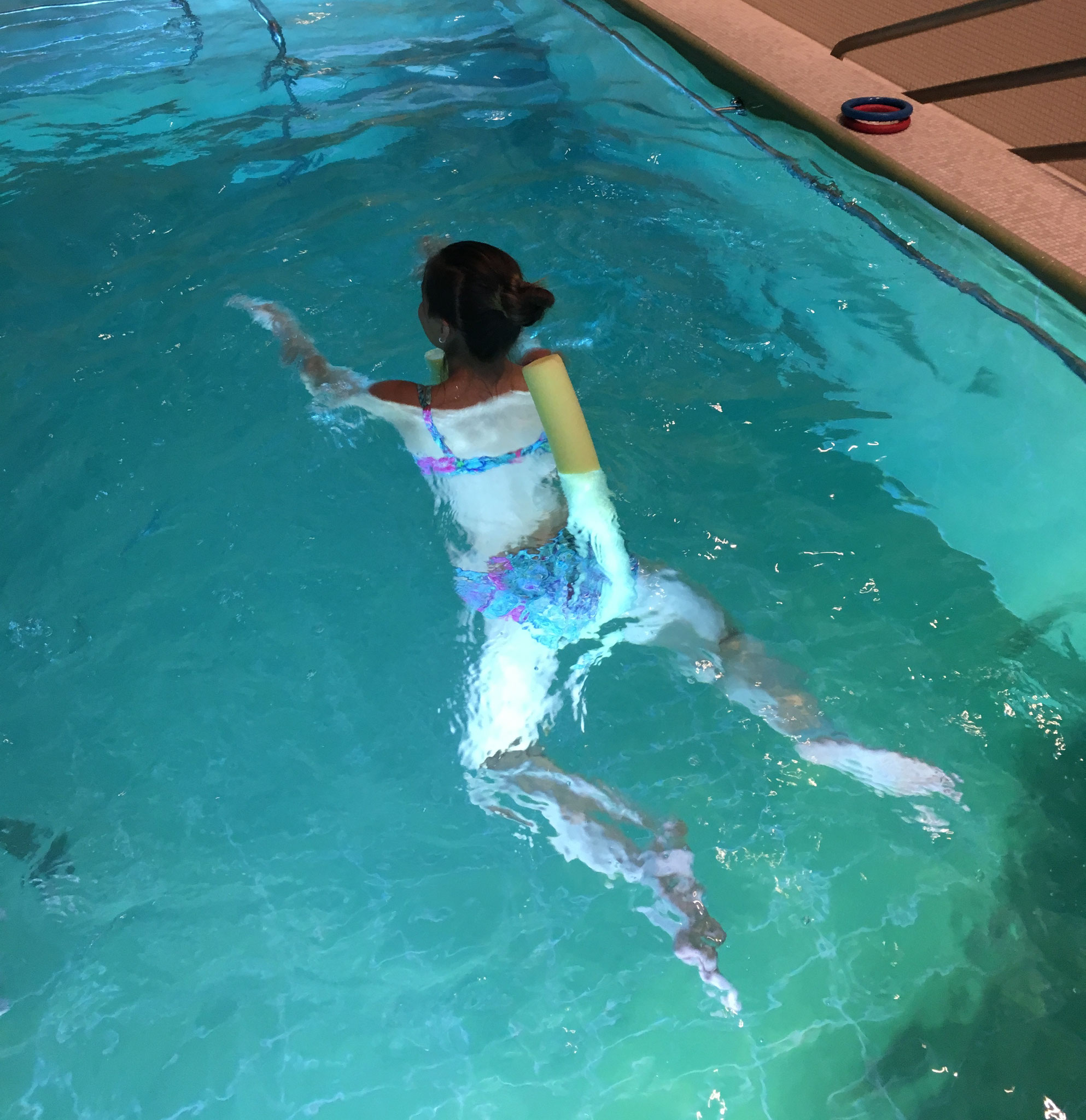 Mit der Poolnudel schwimmen, ohne dabei die Beine zu benutzen