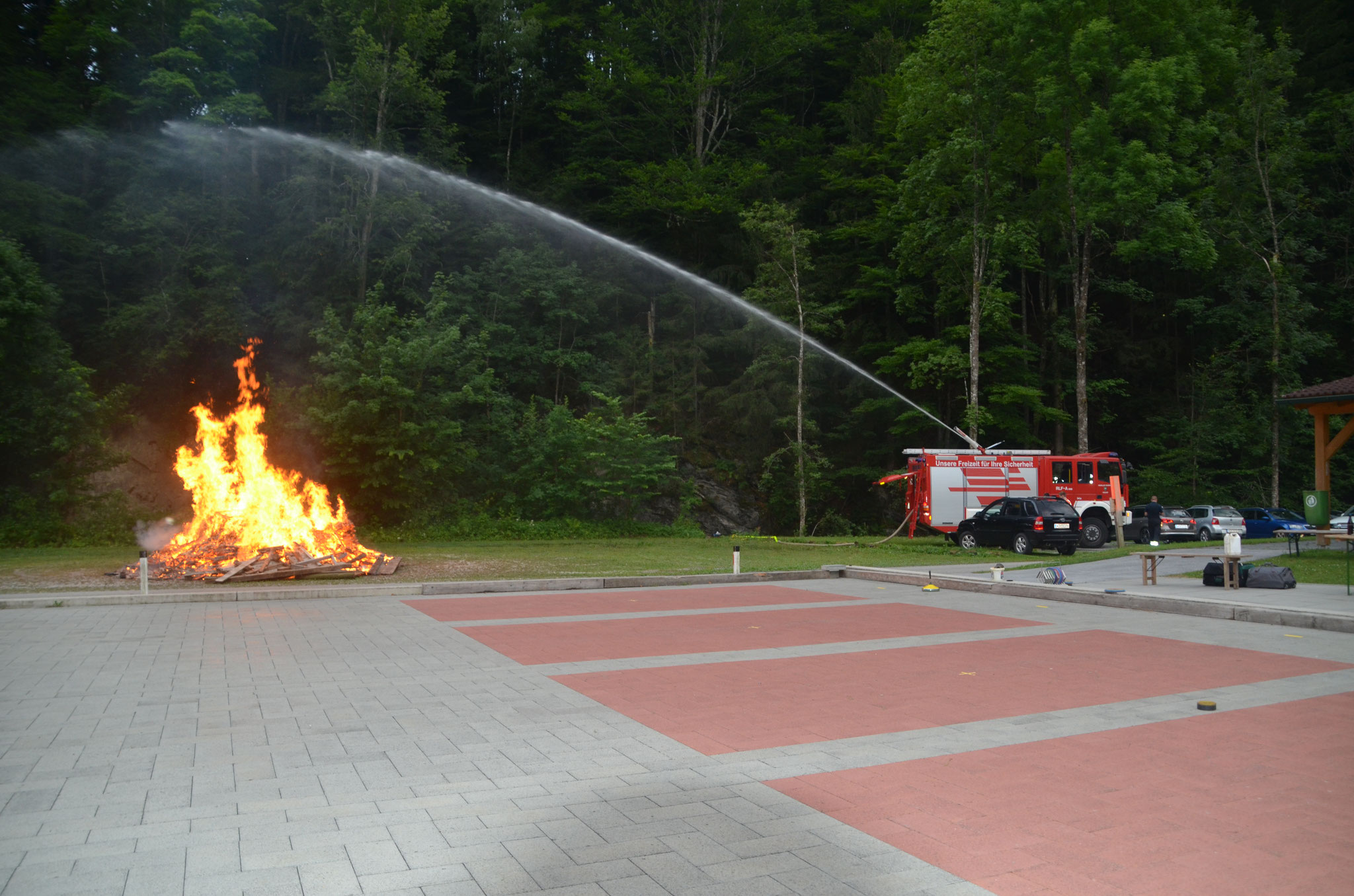 Die Feuerwehr bewässert das trockene Stauchwerk