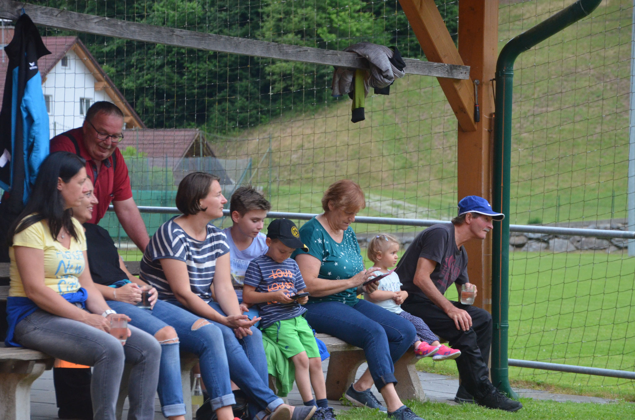 Die Frauen schauen der Musik bei der Marschprobe zu