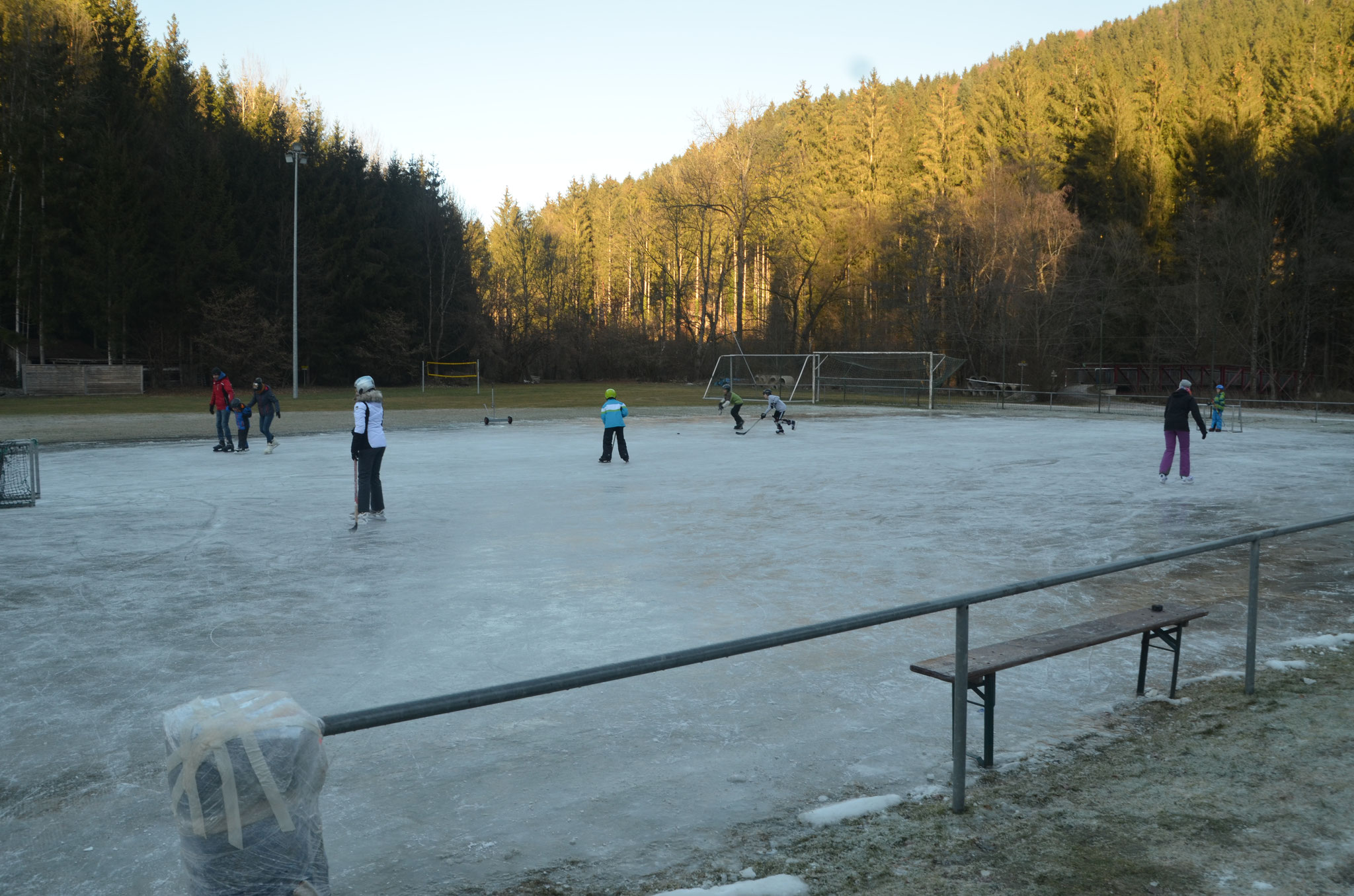 Eisläufer am Sportplatz