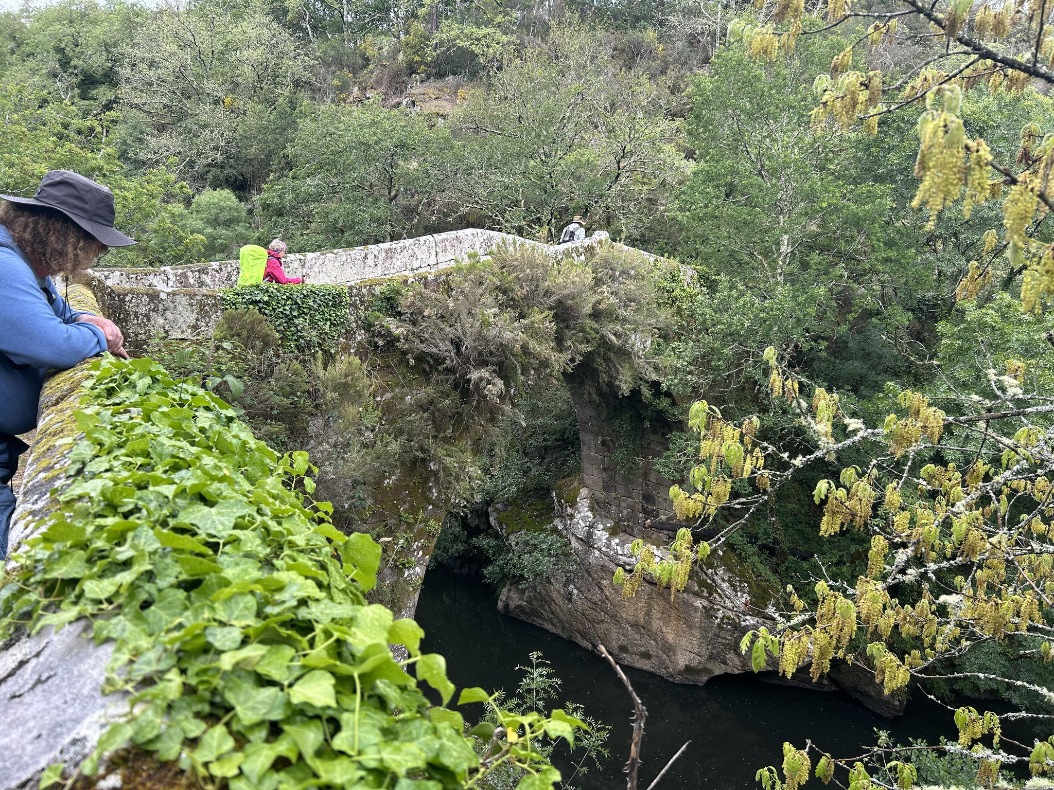 Die Brücke von 912 über den Río Ulla