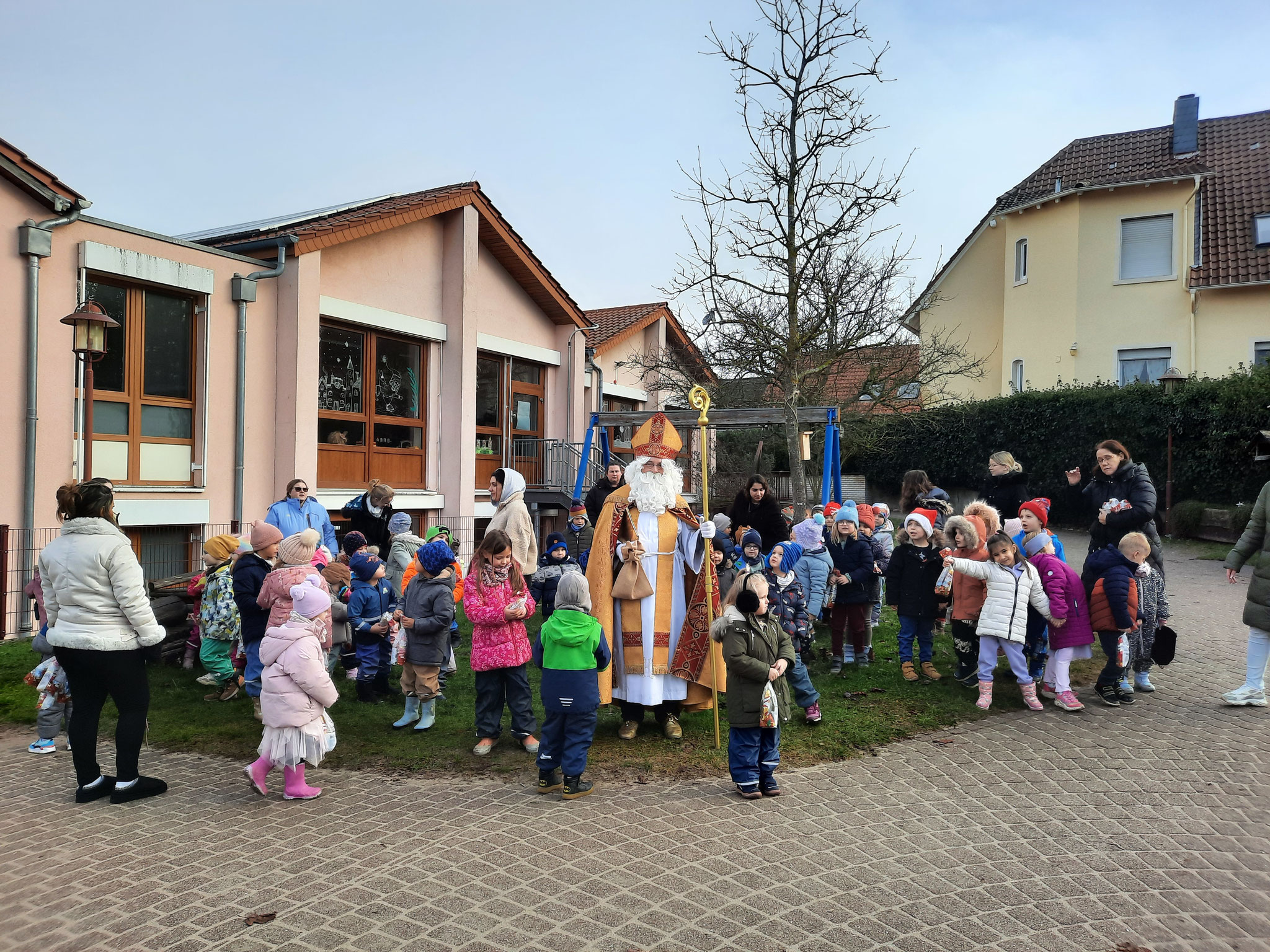 Der Bischof Nikolaus mit den Kindern