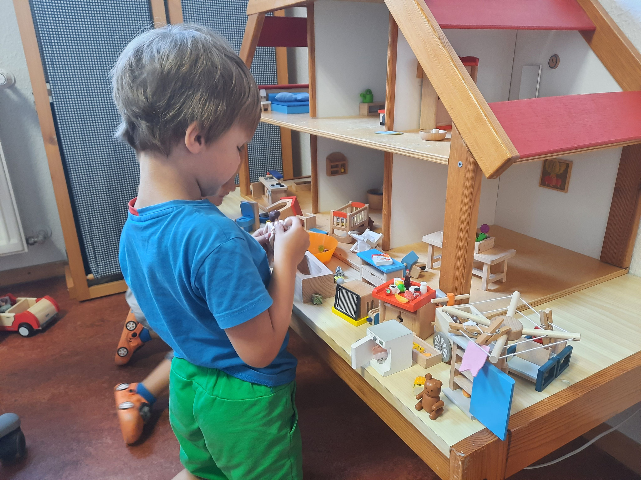 Intensivbeschäftigung am Puppenhaus