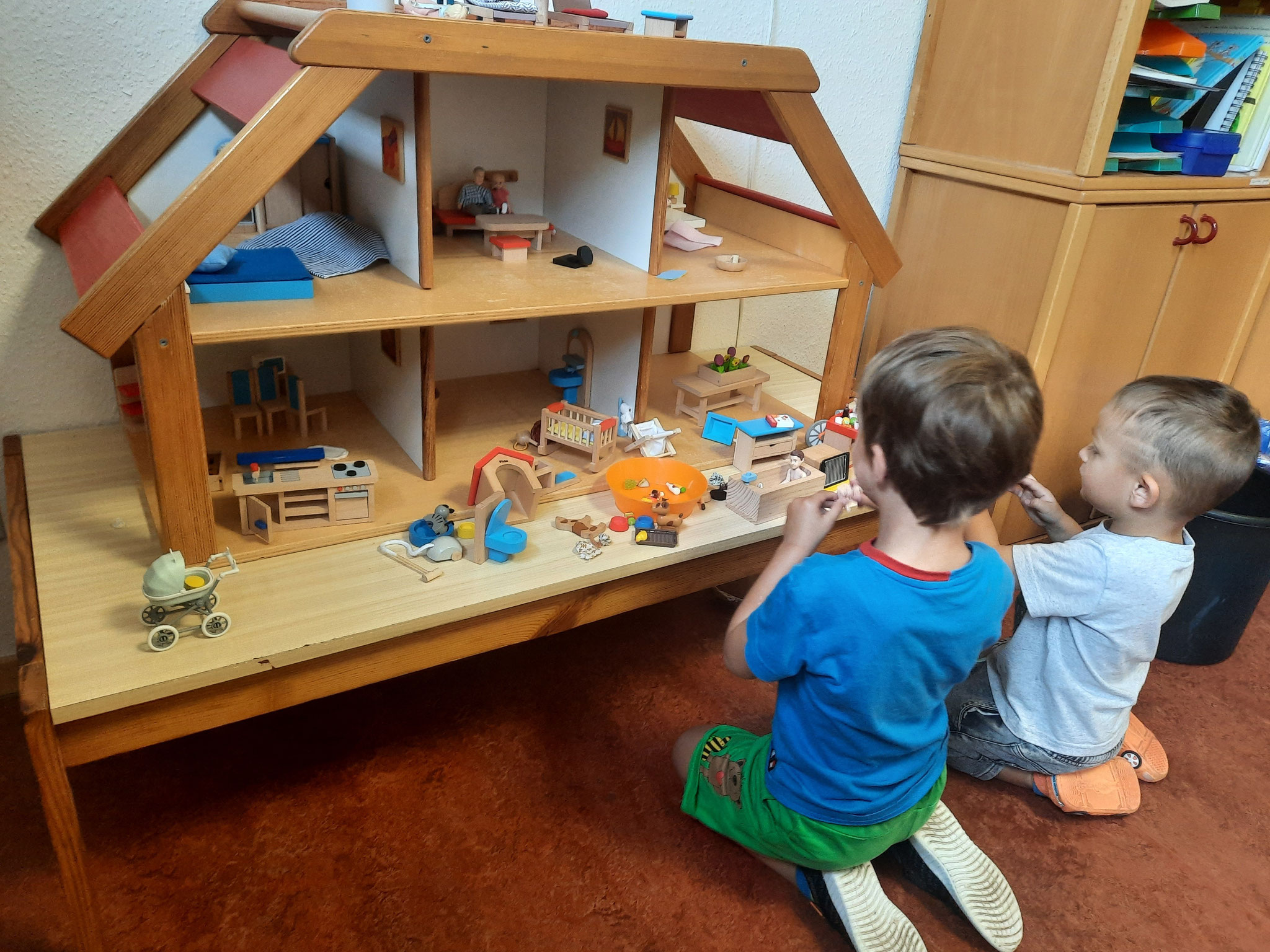 Spiel am Puppenhaus