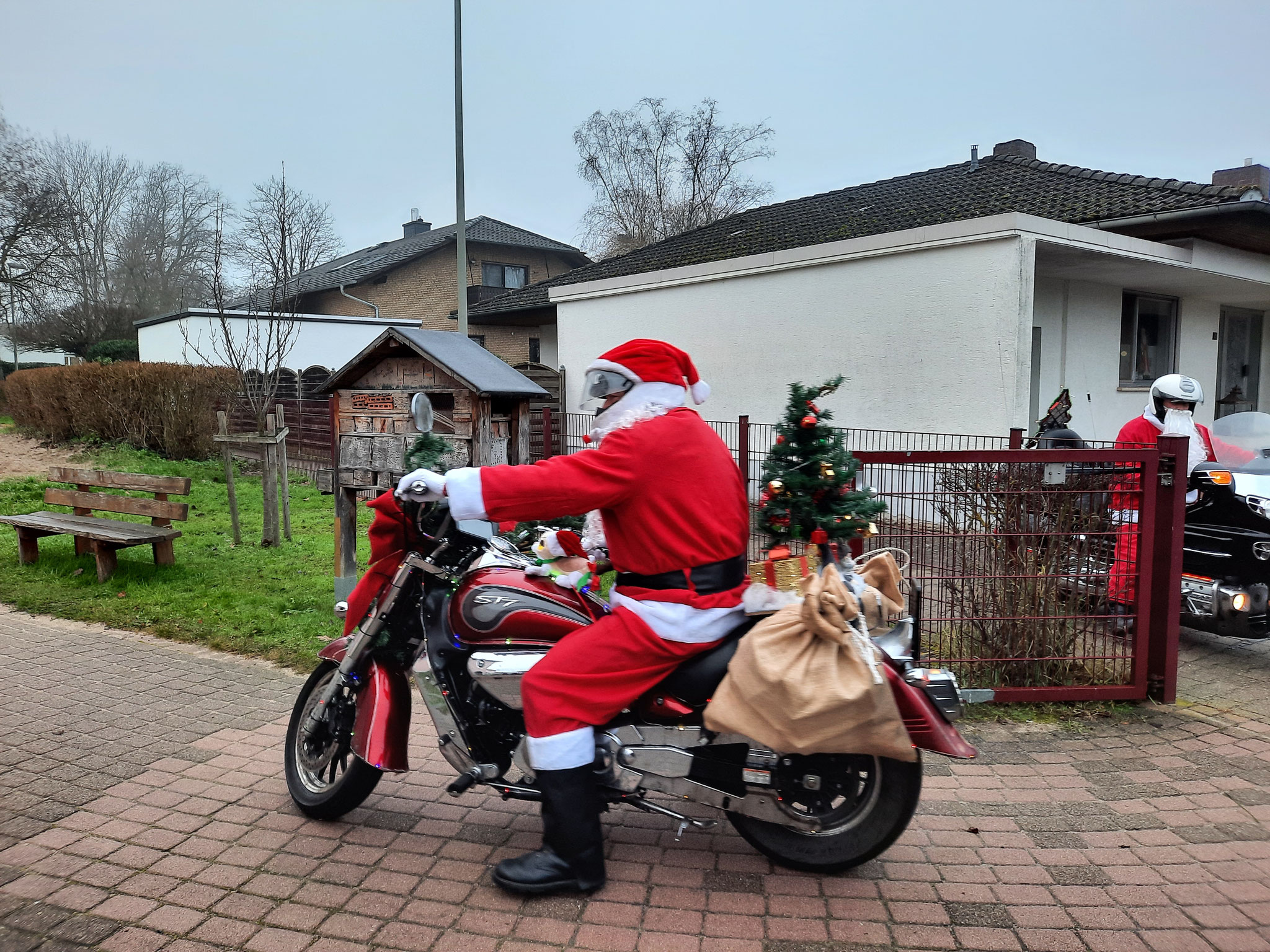 Die Motorräder voll beladen
