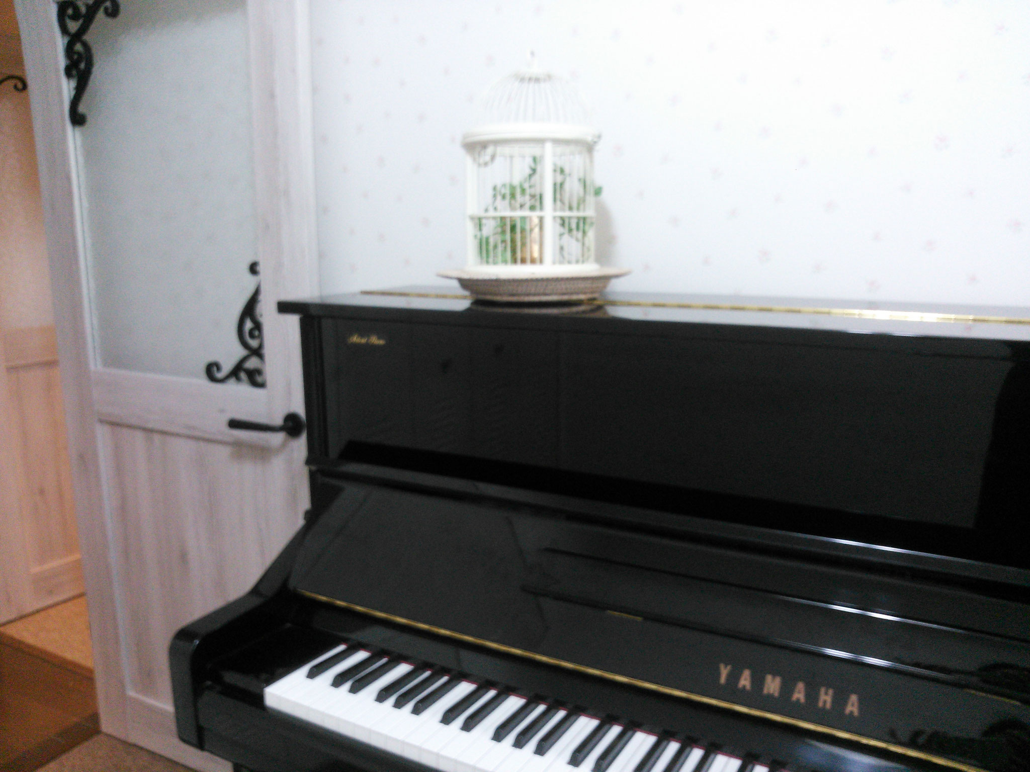 レッスン室Ⅱは、YAMAHAアップライトピアノ。防音完備。