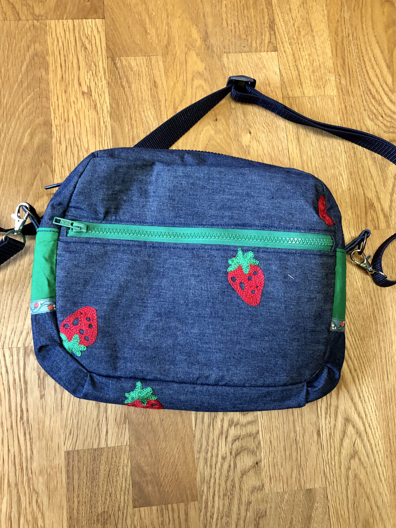 5030 Jeans mit bestickten Erdbeeren CHF 55.00