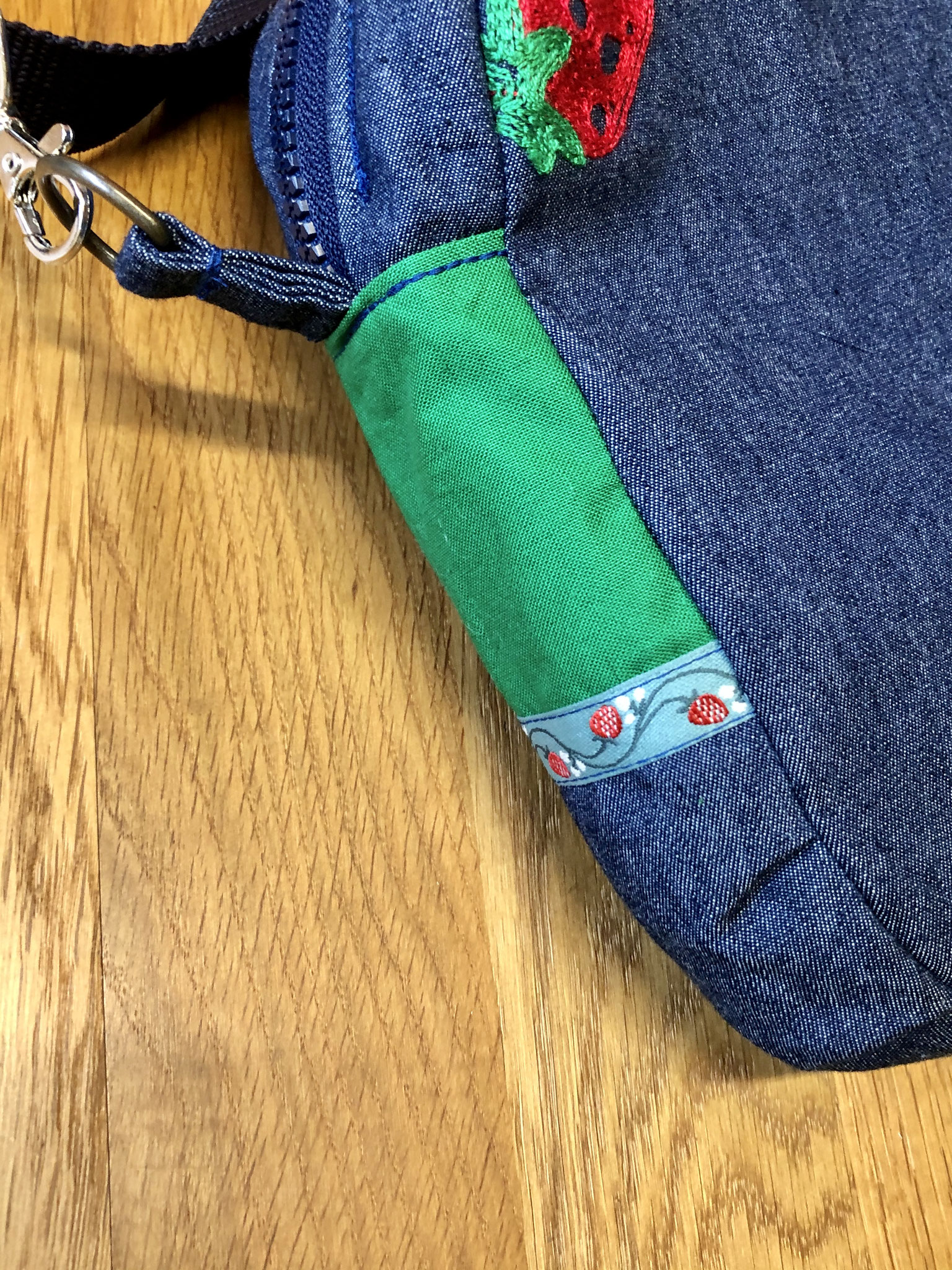 5030 Jeans mit bestickten Erdbeeren CHF 55.00