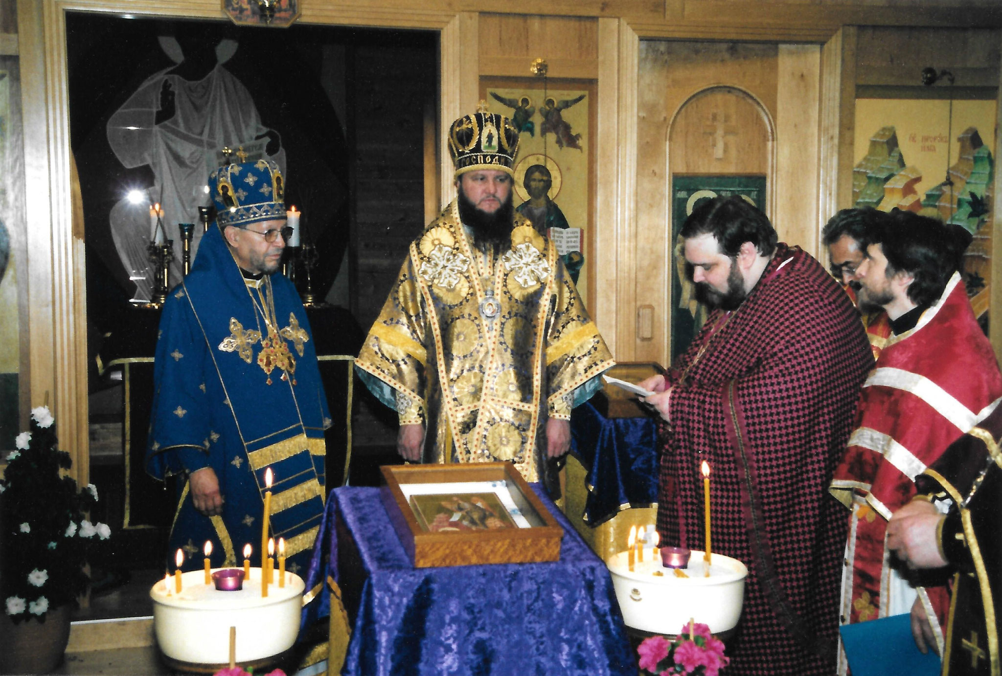 Визит предстоятеля автокефальной Церкви в Америке Митрополита Феодосия и епископа Красногорского Саввы, викария Московской епархии, март 2001 год