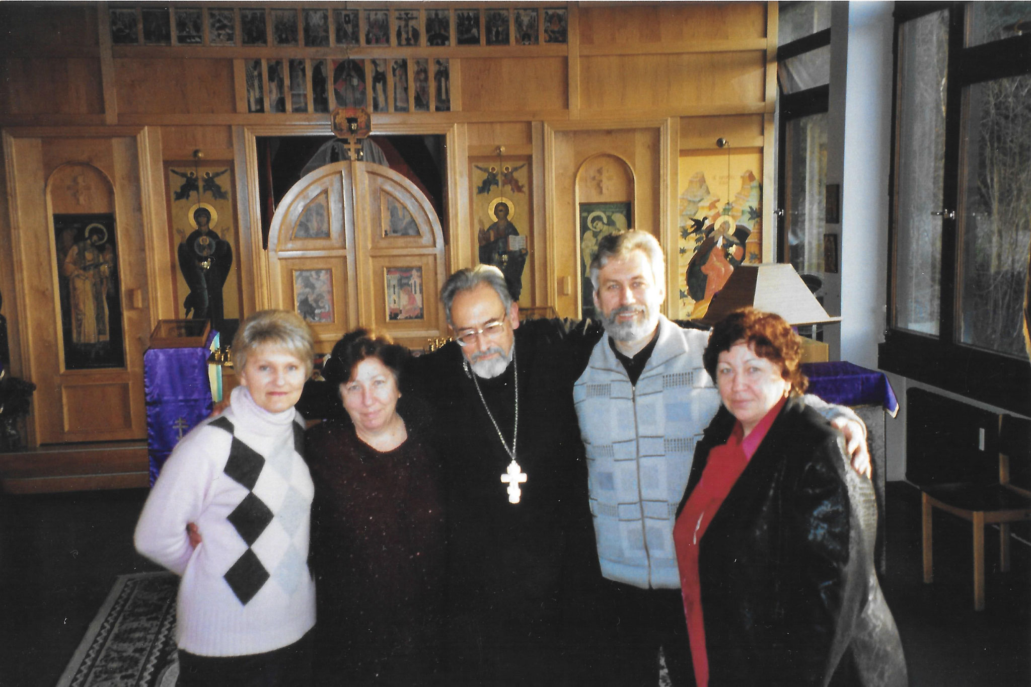 Прихожане вместе с иереем Павлом Зонле, 2005 год