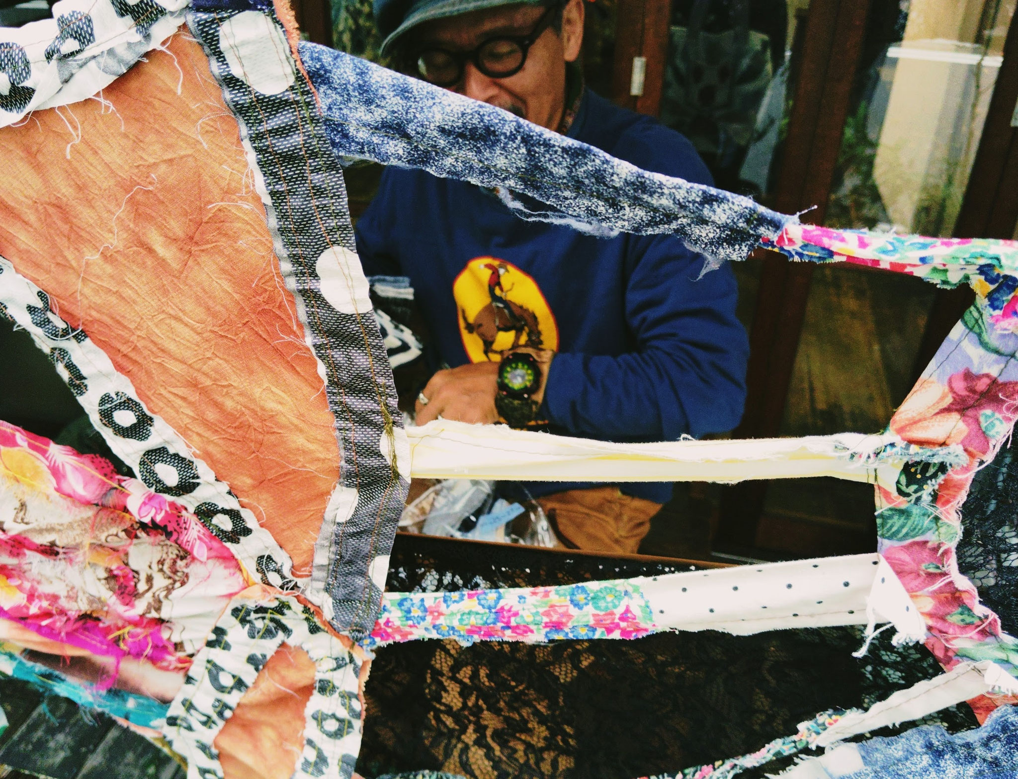 10/26（日）朝の散歩でゲットした靴下12足組を手に嬉しそうな一郎氏