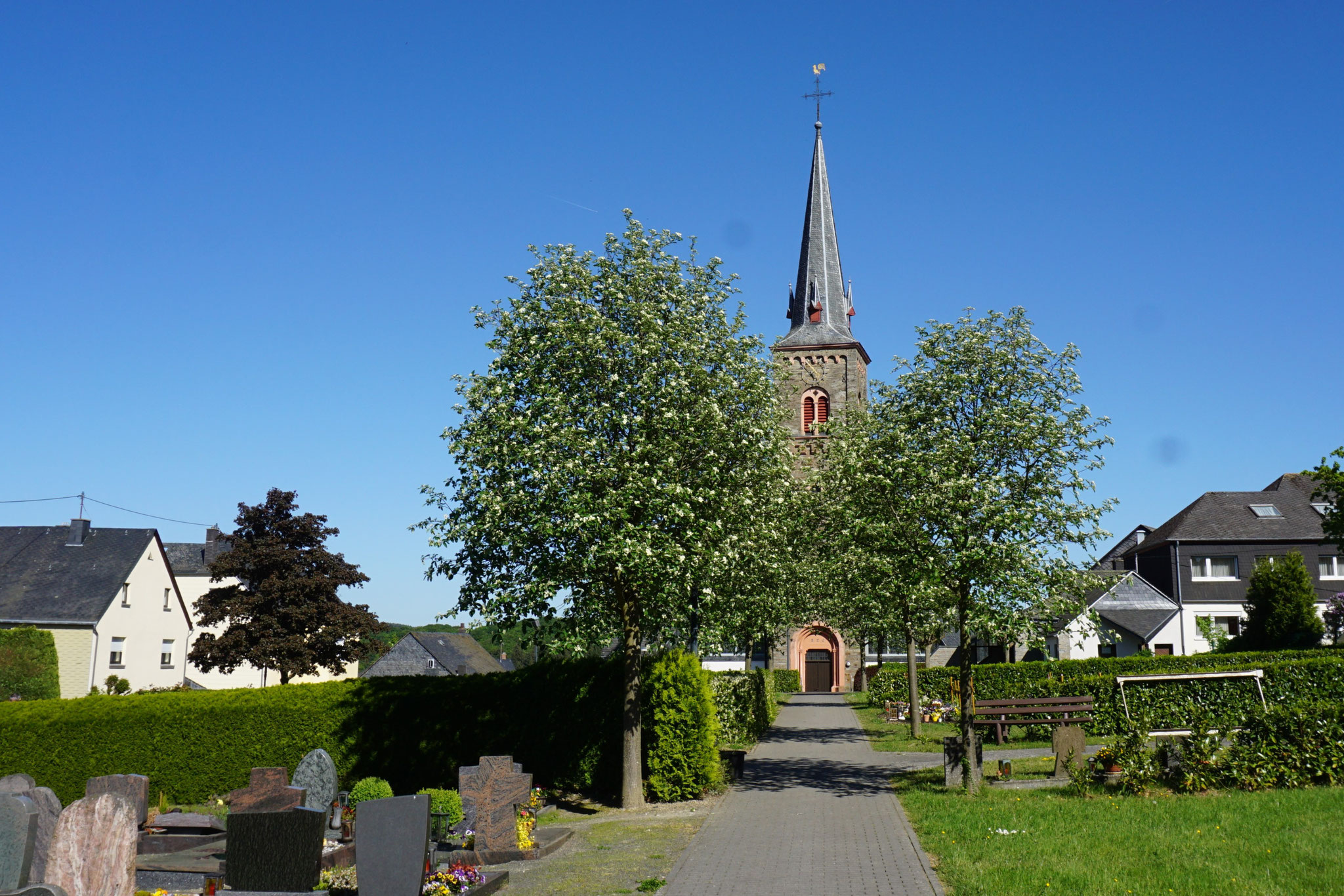 St.-Andreas-Kirche mit Friedhof