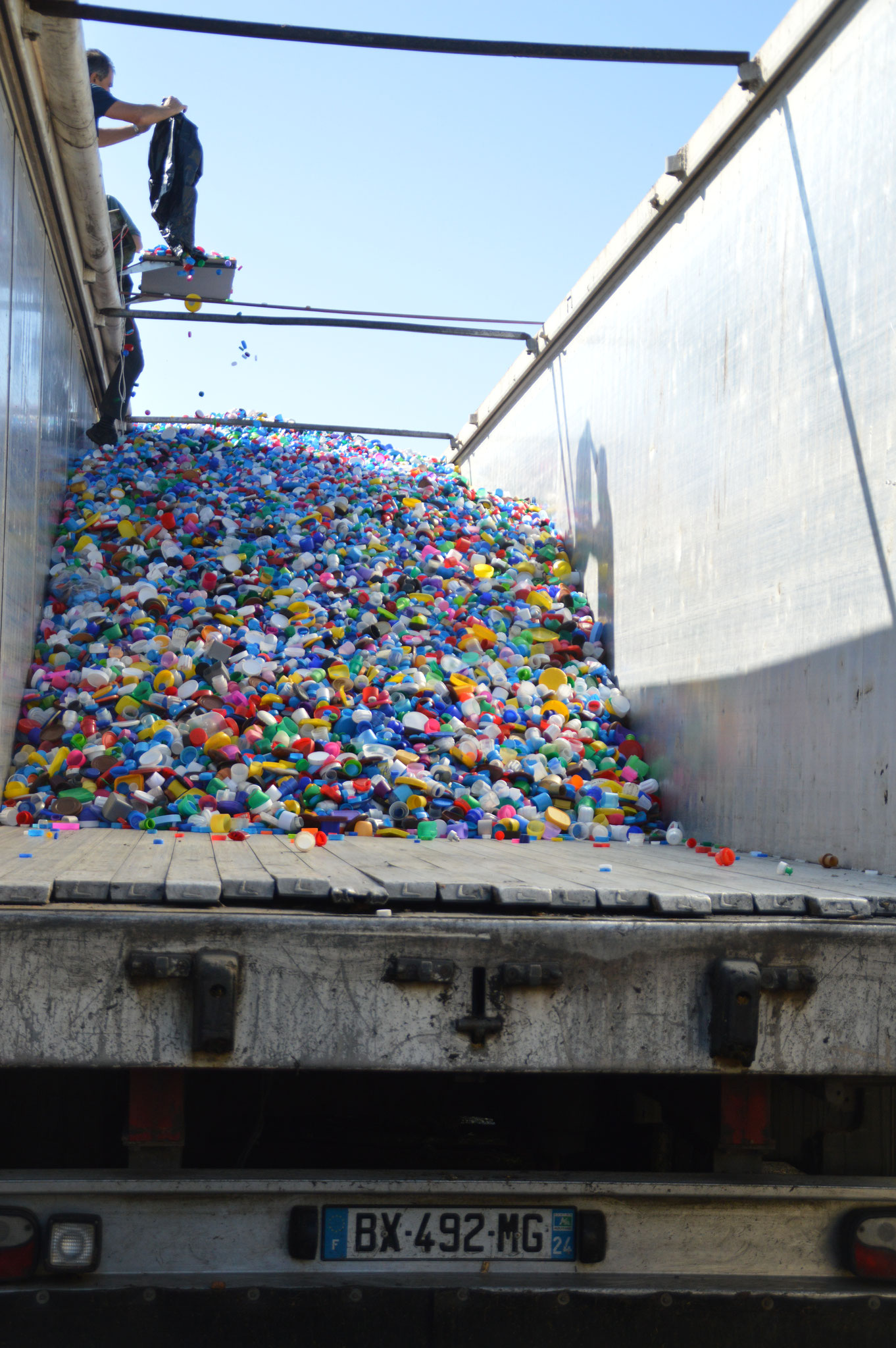 Sac après sac, le camion se remplit  :=)