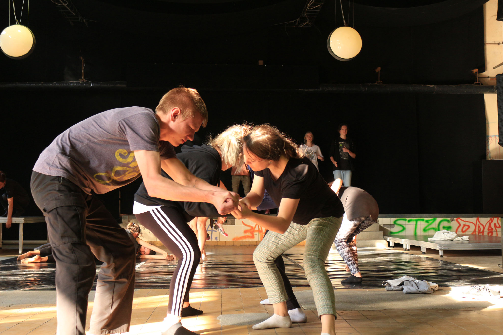 "HOW (NOT) TO REVOLUTION!" (2019), ein deutsch-polnisches MOVE TOGETHER DANCE-MUSIC-THEATER PROJEKT des Steinhaus e.V. (Bautzen), im Kühlhaus e.V. (Görlitz)