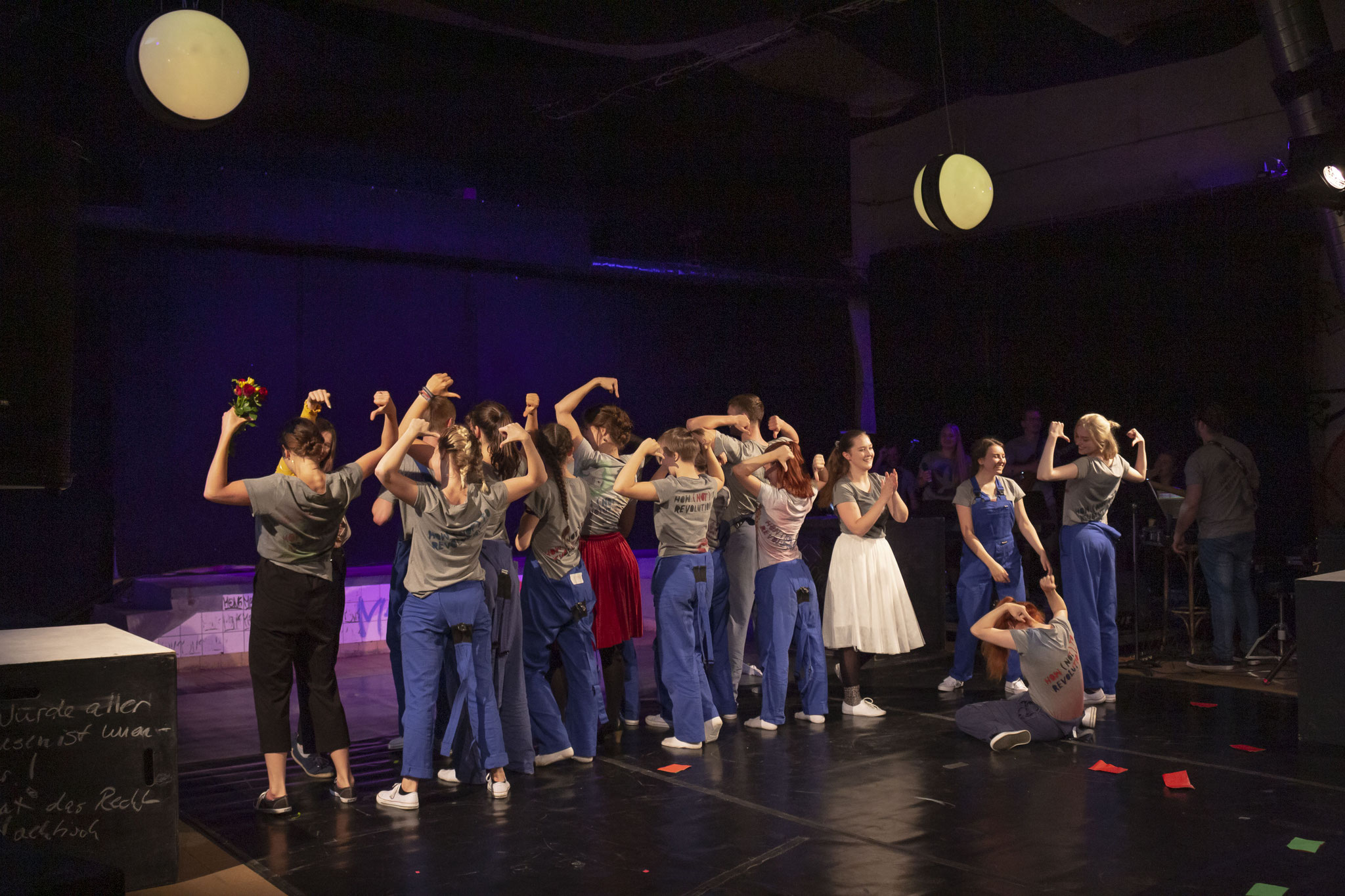 "HOW (NOT) TO REVOLUTION!" (2019), ein deutsch-polnisches MOVE TOGETHER DANCE-MUSIC-THEATER PROJEKT des Steinhaus e.V. (Bautzen), im Kühlhaus e.V. (Görlitz)