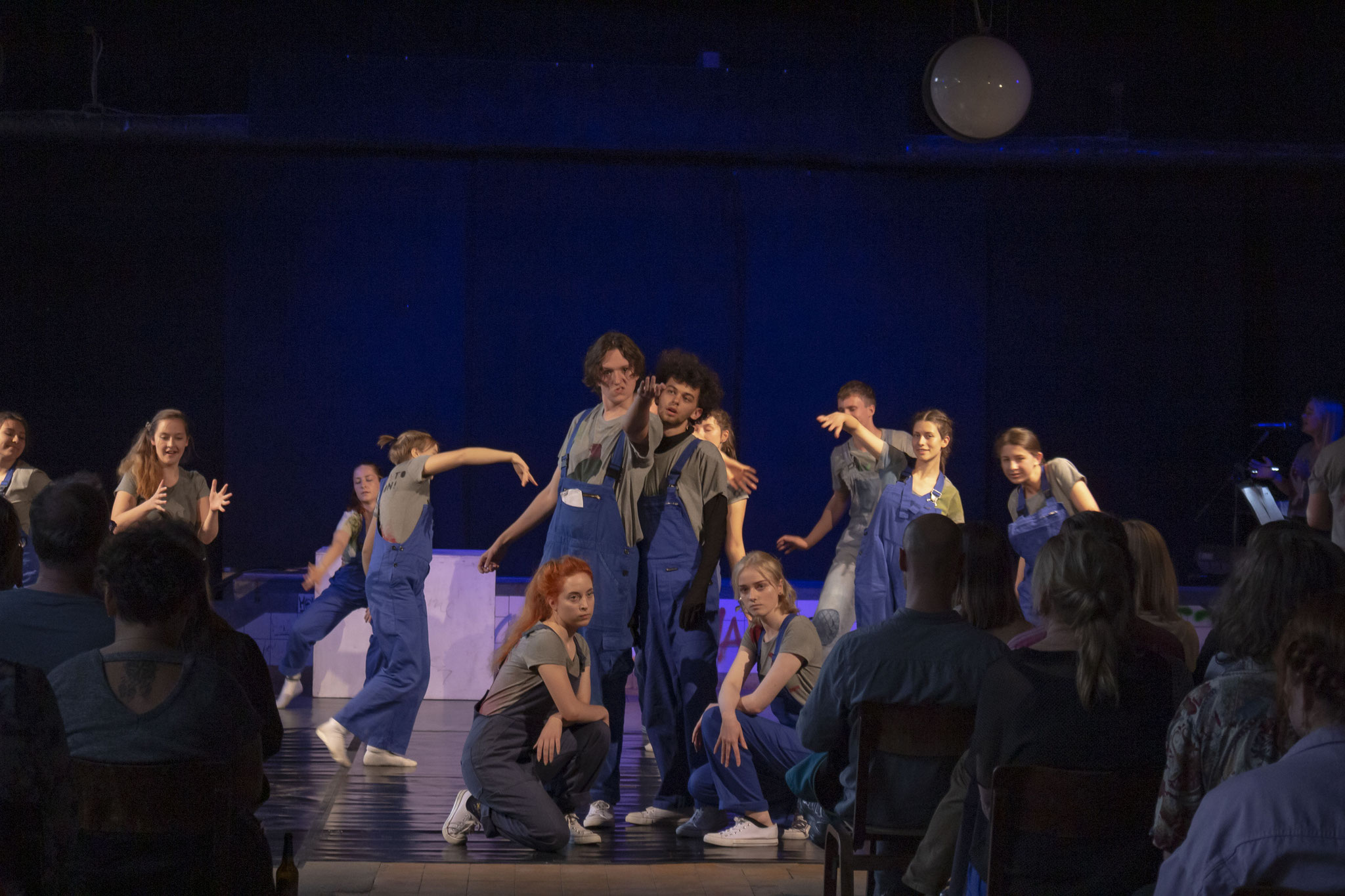 "HOW (NOT) TO REVOLUTION!" (2019), ein deutsch-polnisches MOVE TOGETHER DANCE-MUSIC-THEATER PROJEKT des Steinhaus e.V. (Bautzen), im Kühlhaus e.V. (Görlitz)