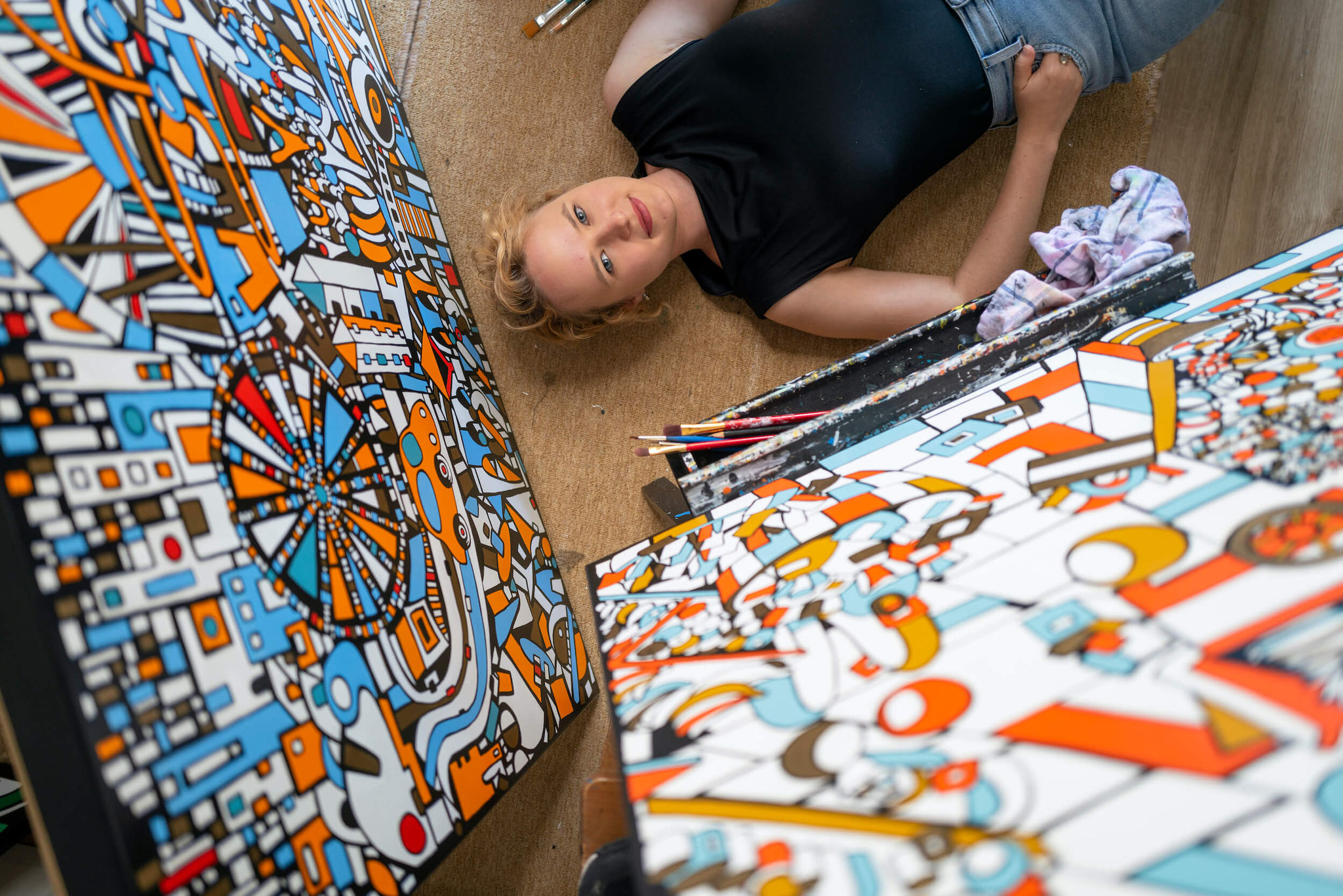 Veronika Spleiss im Atelier, fotografiert von Georg Pieron, Kunst beeinflusst von Hieronymus Bosch, Keith Haring, Hundertwasser, Alfons Mucha