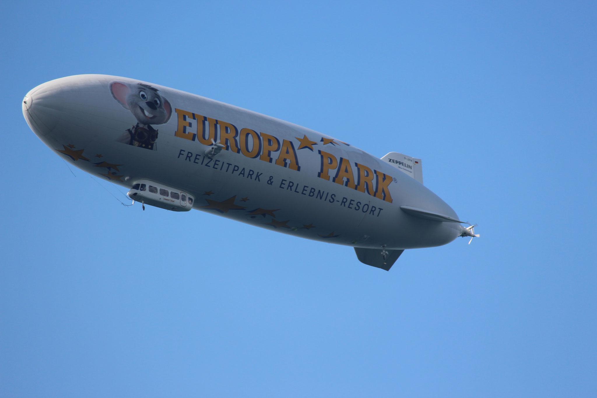 ....Zeppelin über Meersburg