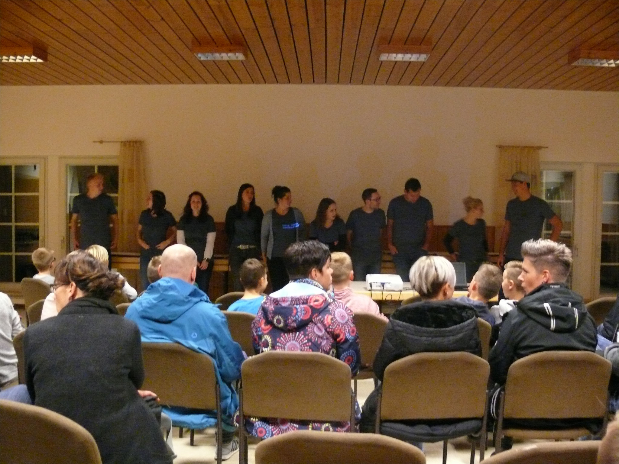 Beim Nachtreffen kamen alle LeiterInnen und Kinder, die mit im Zeltlager waren, nochmal zusammen, um sich Fotos und  Videos anzuschauen.