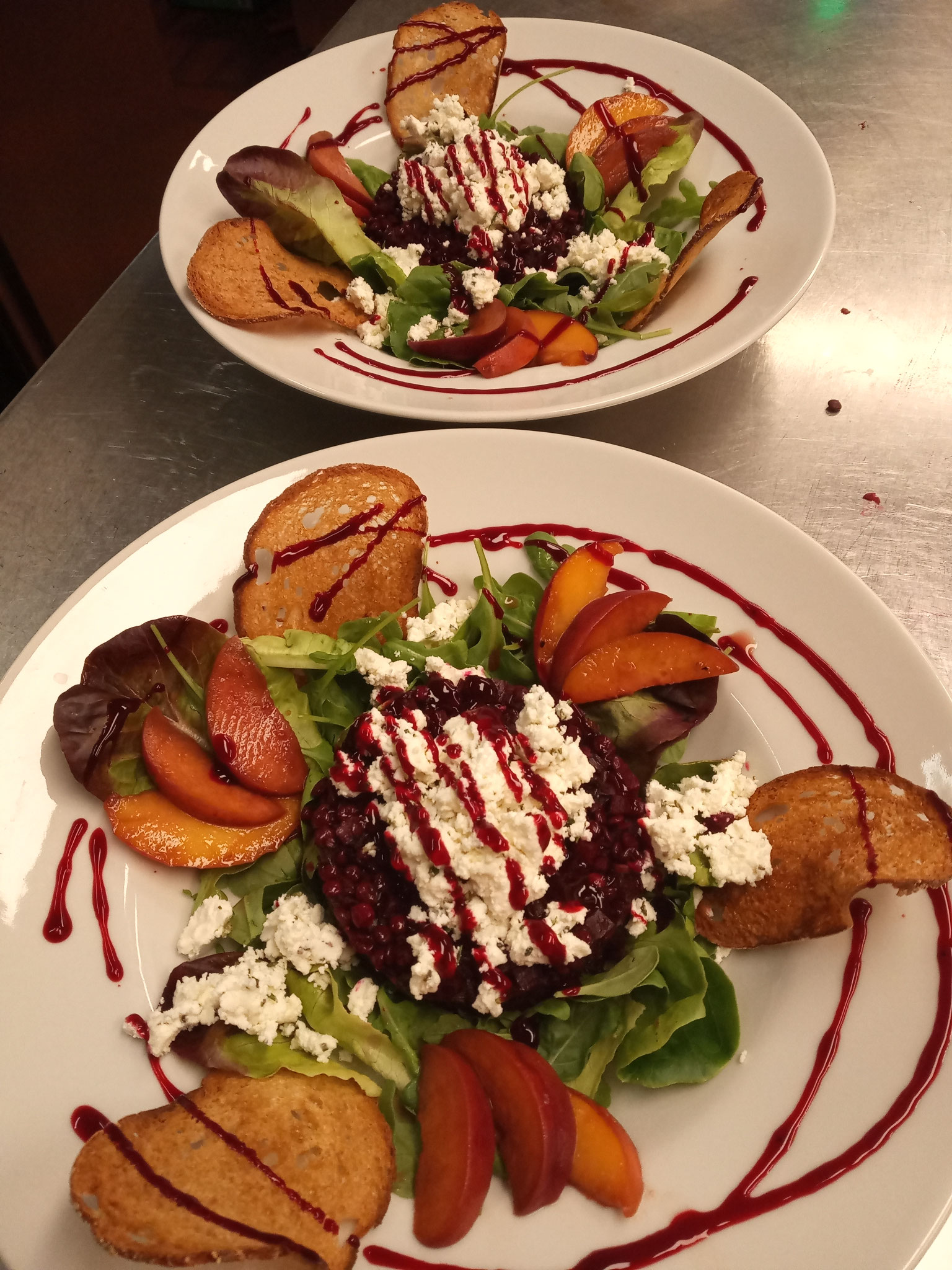Rote Bete-Belugalinsen-Tatar/marinierter Pfirsich/Brotchips/Feta