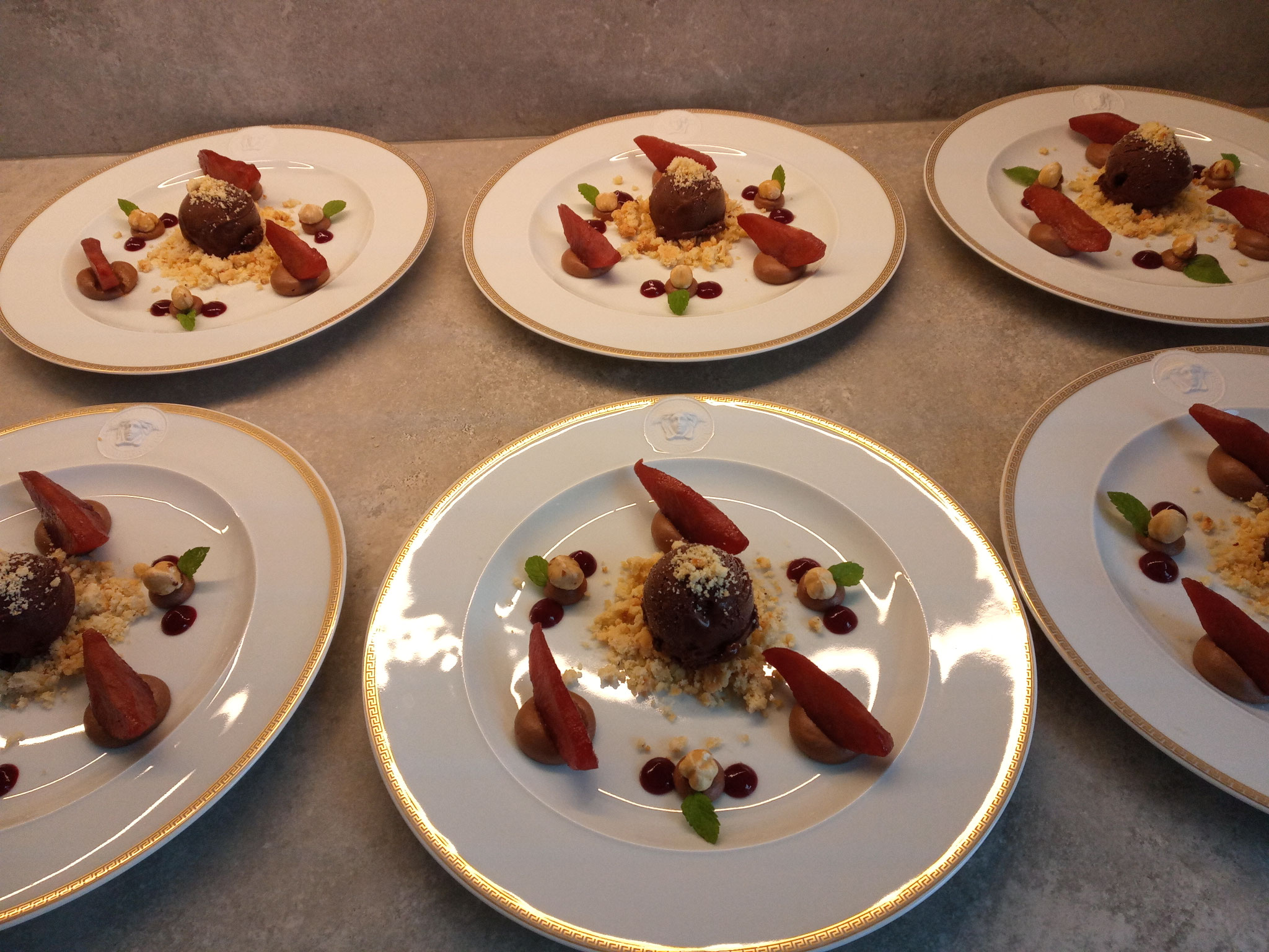 Rotweinbirne/Schokoladensorbet/Zimtstreusel/Nougatcreme