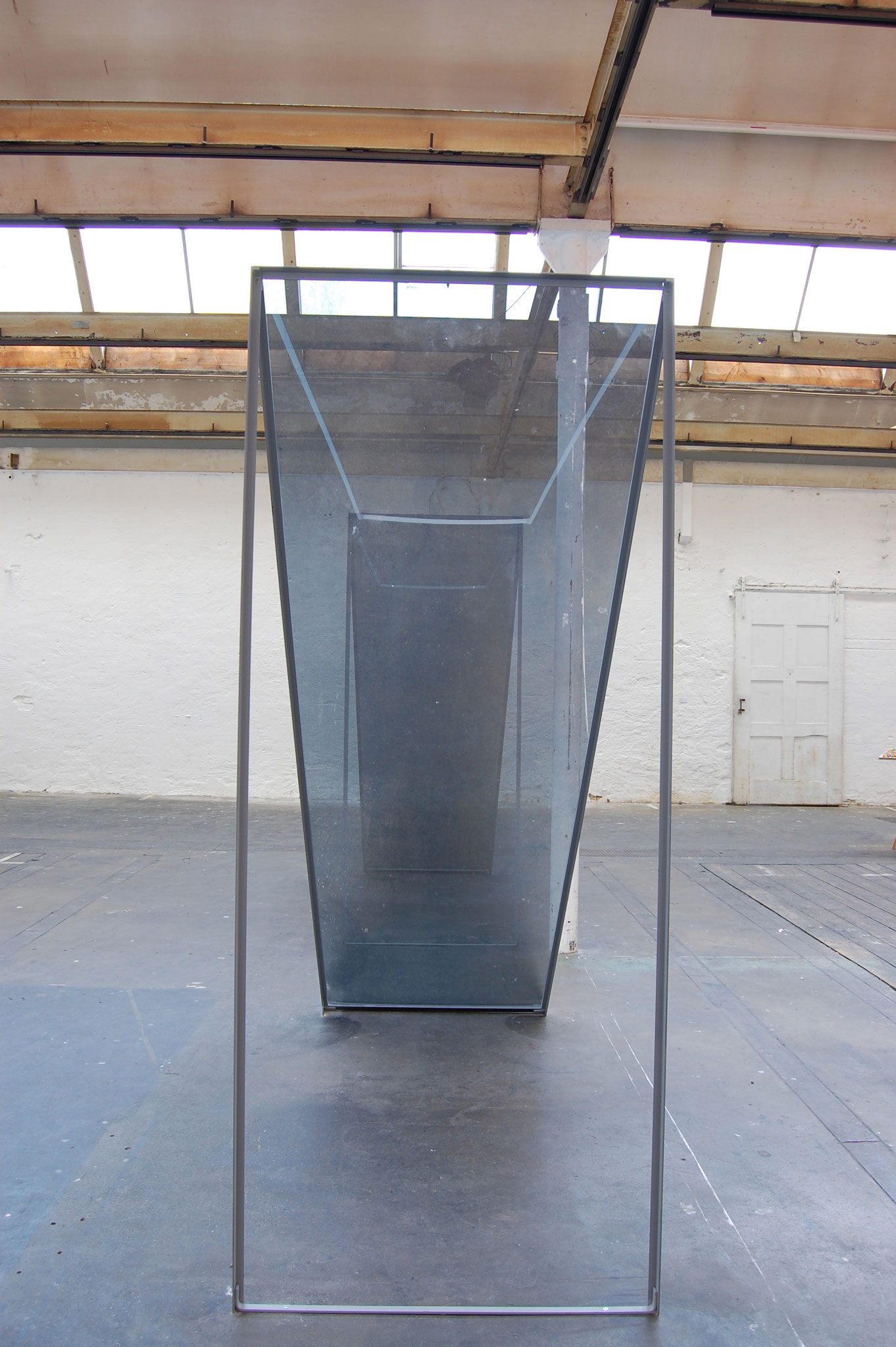 Shed; 2006; Skulptur; Plexiglas, Zweiwegfolie, Eisen; 180 x 100 x 300 cm