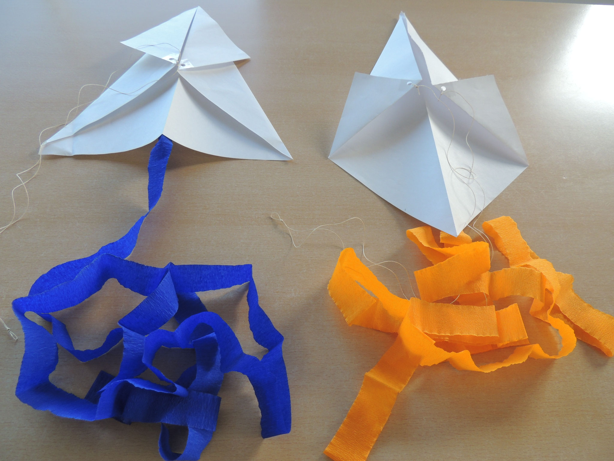 La queue peut êtr eremplacée par des bandes de papier crépon. Bien sur le cerf-volant peut être décoré.