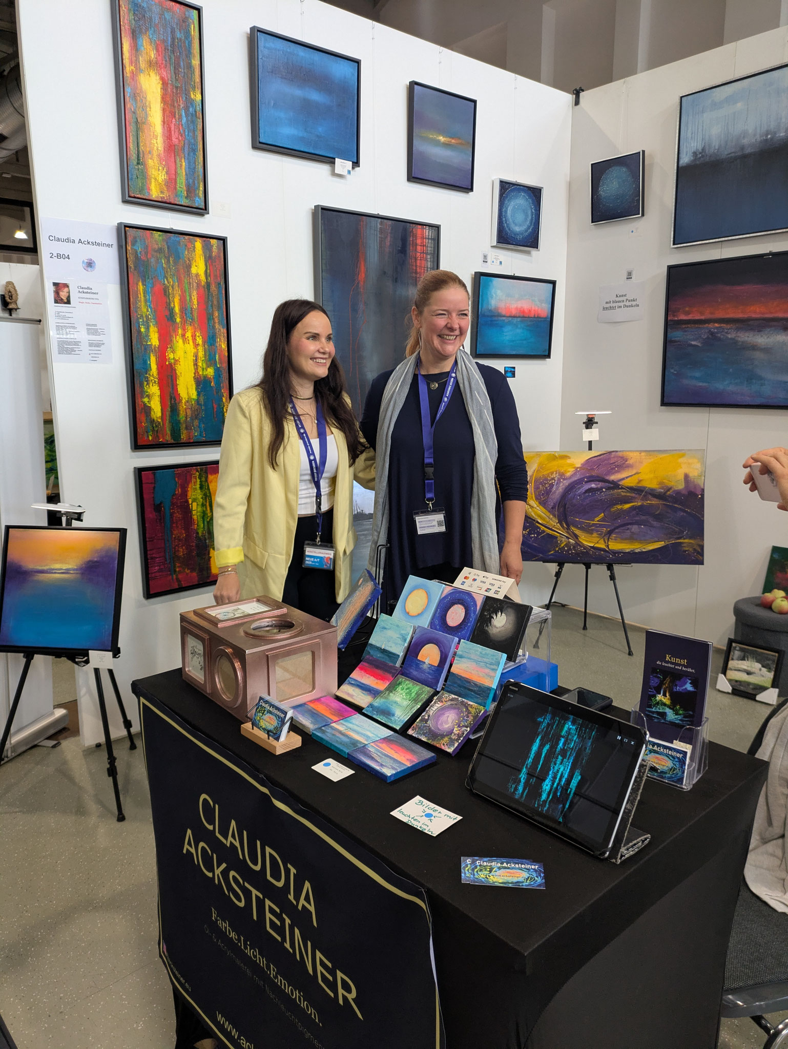 Ausstellerinnen im Kontakt - links Elisabeth.m.Copper ©acksteiner.eu