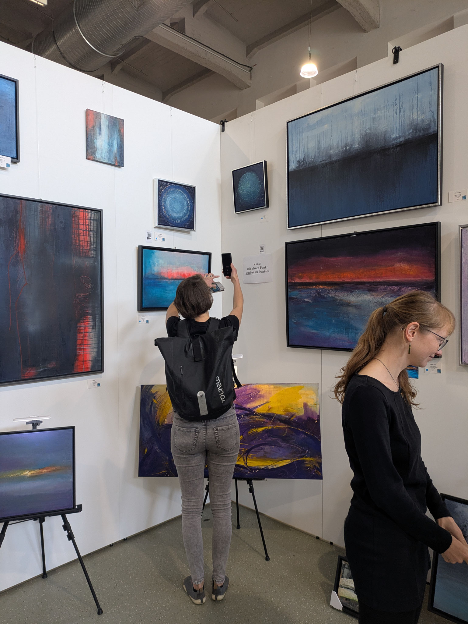 ©acksteiner.eu Gast scant QR-Code , um das Bild in Dunkelheit zu betrachten.