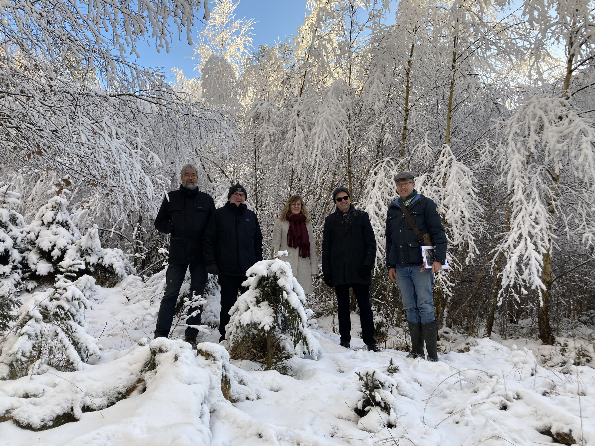 Im Dezember 2022 fanden sich Stiftungsmitglieder zu einem Ortstermin in Kleinenberg ein. Von links: Peter Rüther (Biologische Station), Josef Hartmann, Ute Dülfer, Reinhard Piepenbrock (Stiftung) und Christian Finke (Biologische Station). 