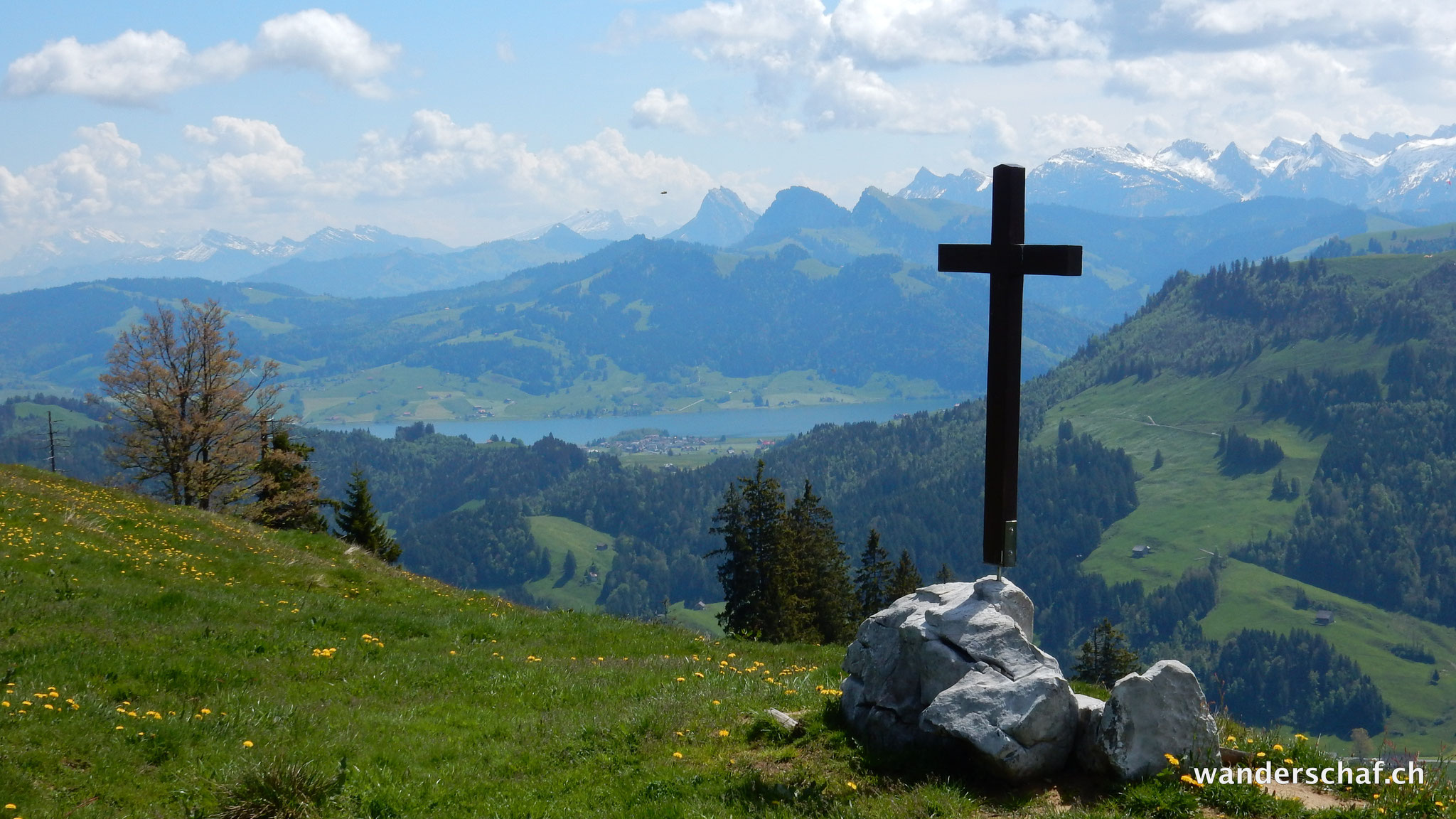 bei Ahoren Blick mit Richtung Wägitaler Berge