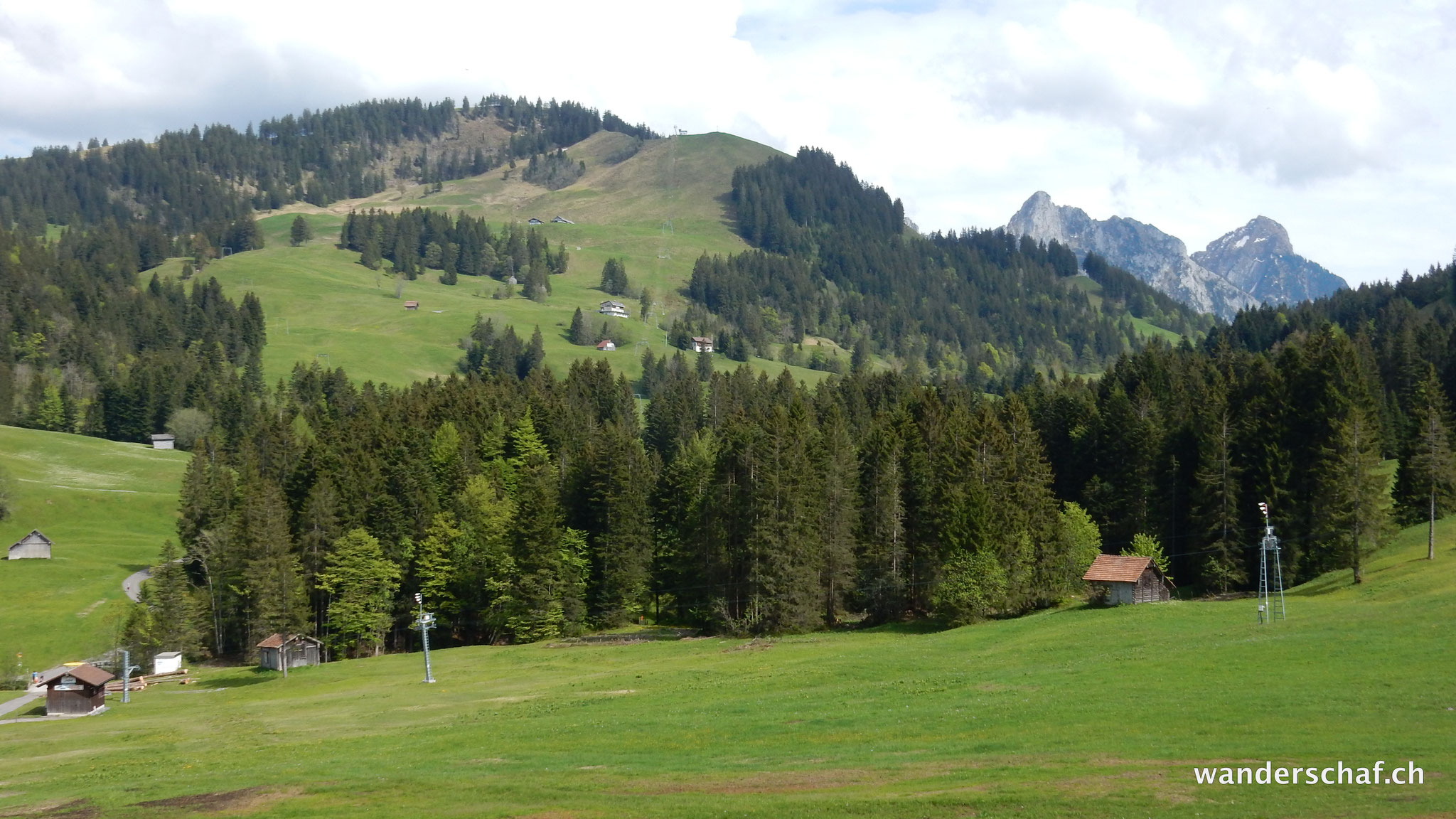 Blick von Mostelberg zurück....ab hier gibt's dann eine Seilbahn runter