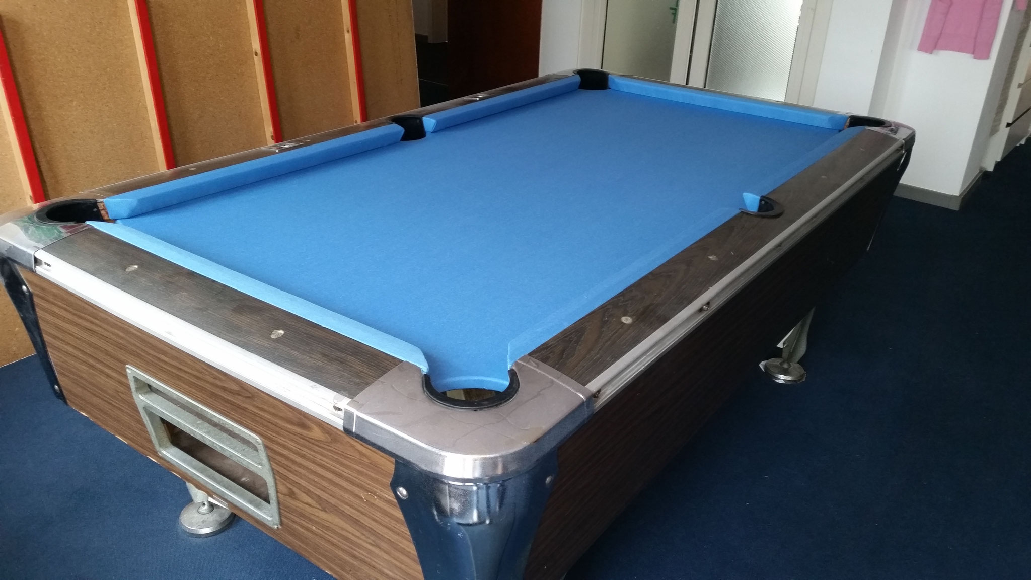 Juhu, der Billardtisch hat endlich einen neuen Bezug. Jetzt kann es wieder richtig los gehen. Auch wenn du noch nie Billard gespielt hast, bei uns kannst du es ausprobieren. Es macht wirklich richtig viel Spaß!