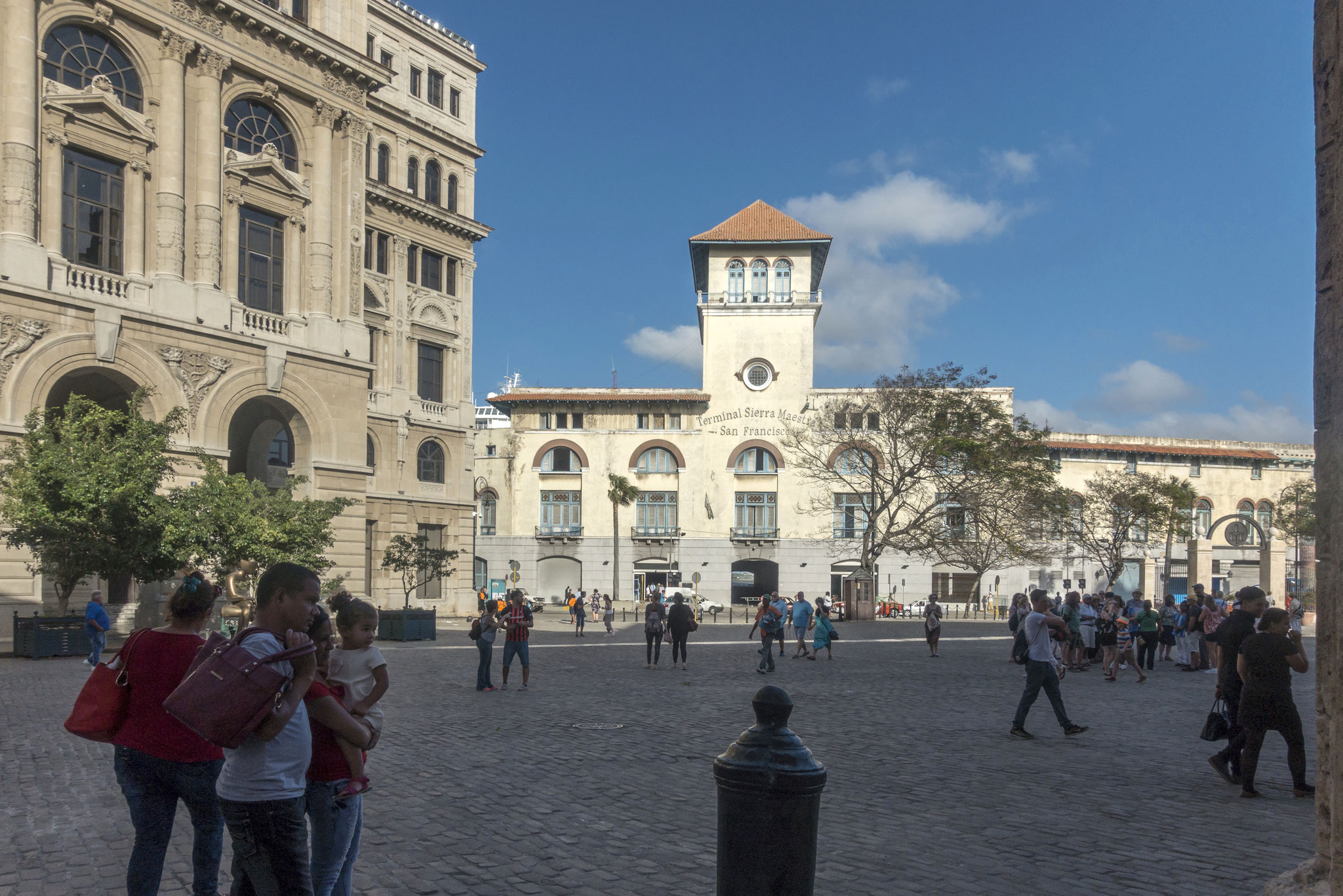 Plaza de San Francisco de Asis, Blick auf das Hafengebäude "Terminal Sierra Maestra"