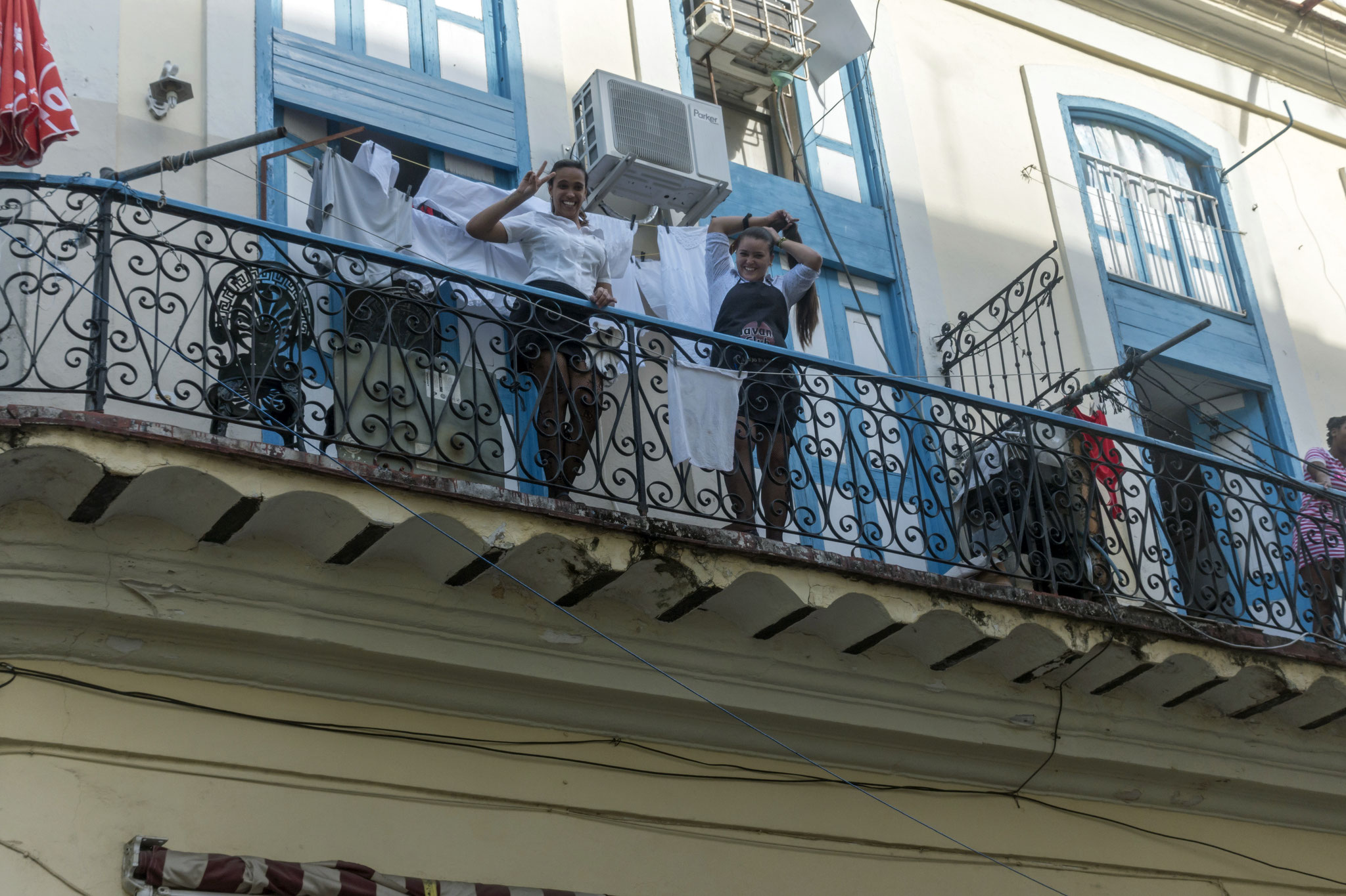 freundliche Kubanerinnen an der Calle Obispo