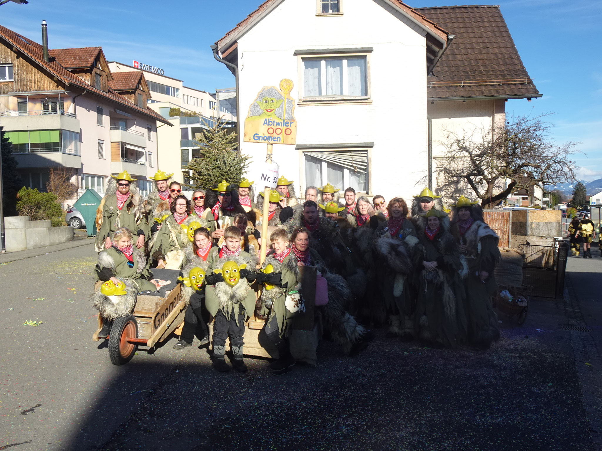 Versuche eines Gruppenbildes unter Einfluss einer tiefstehenden Sonne.  