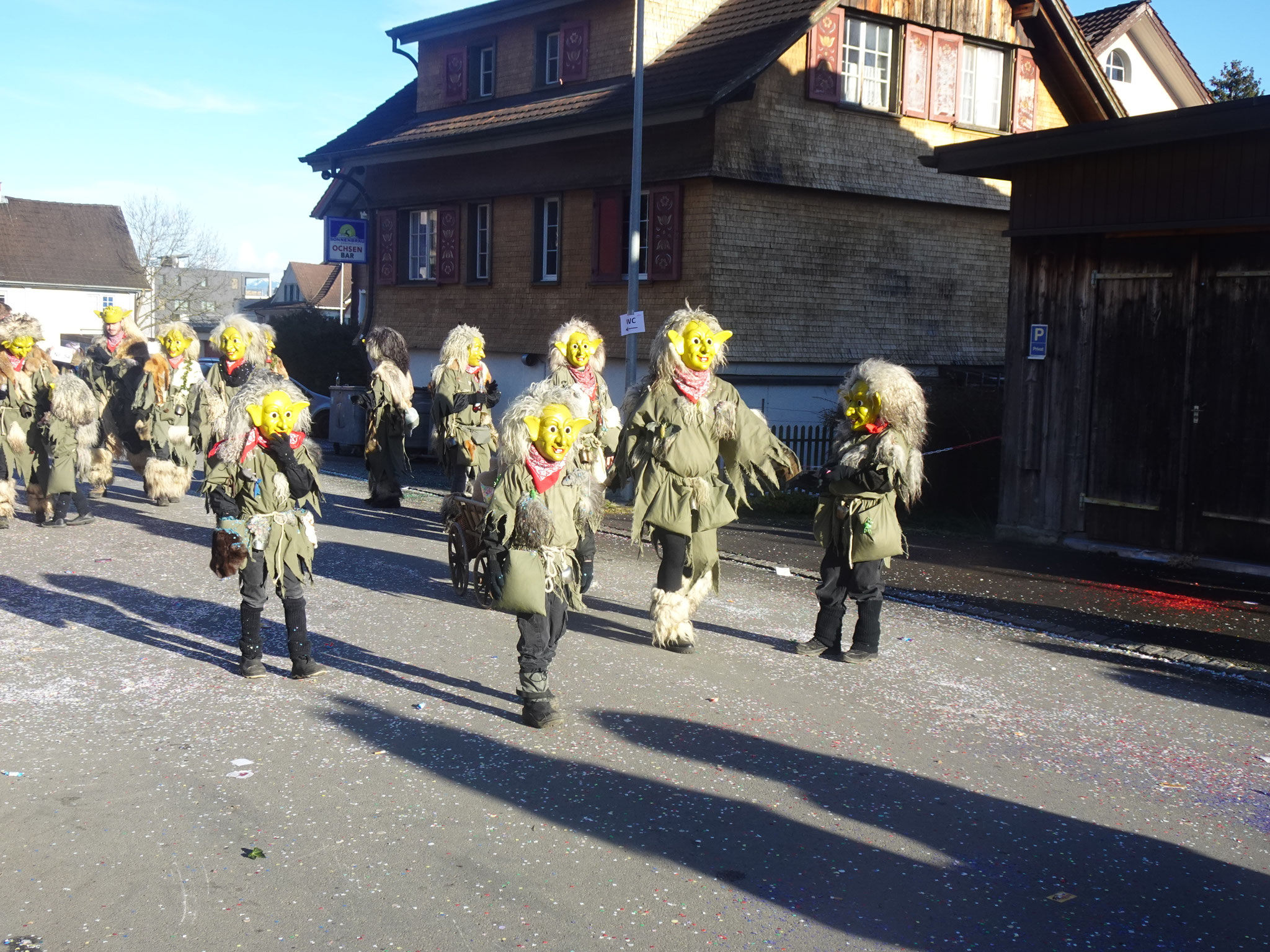 Wunderschön die Masken in der Sonne.