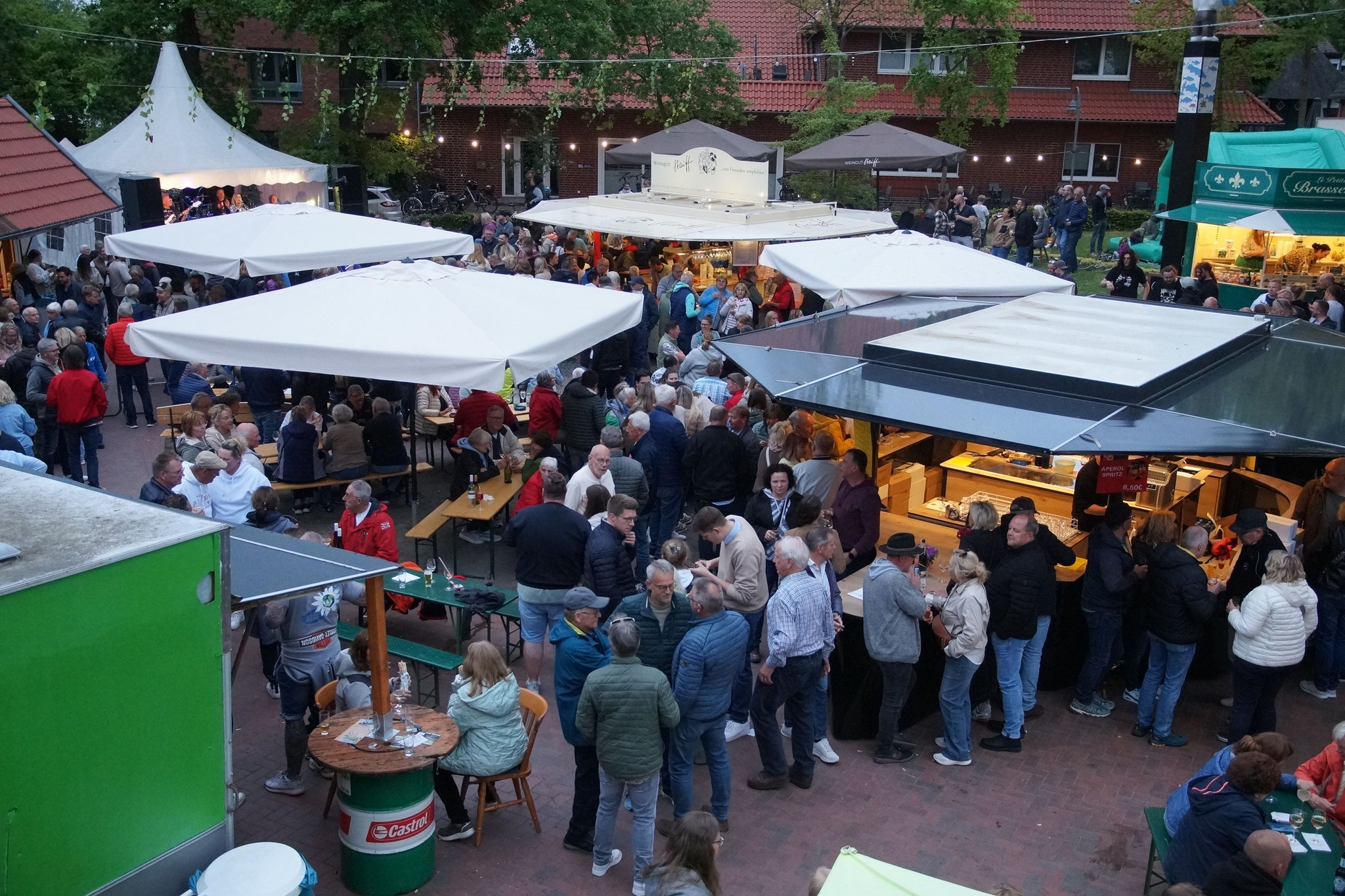 Viele Menschen bei einem Dorffest