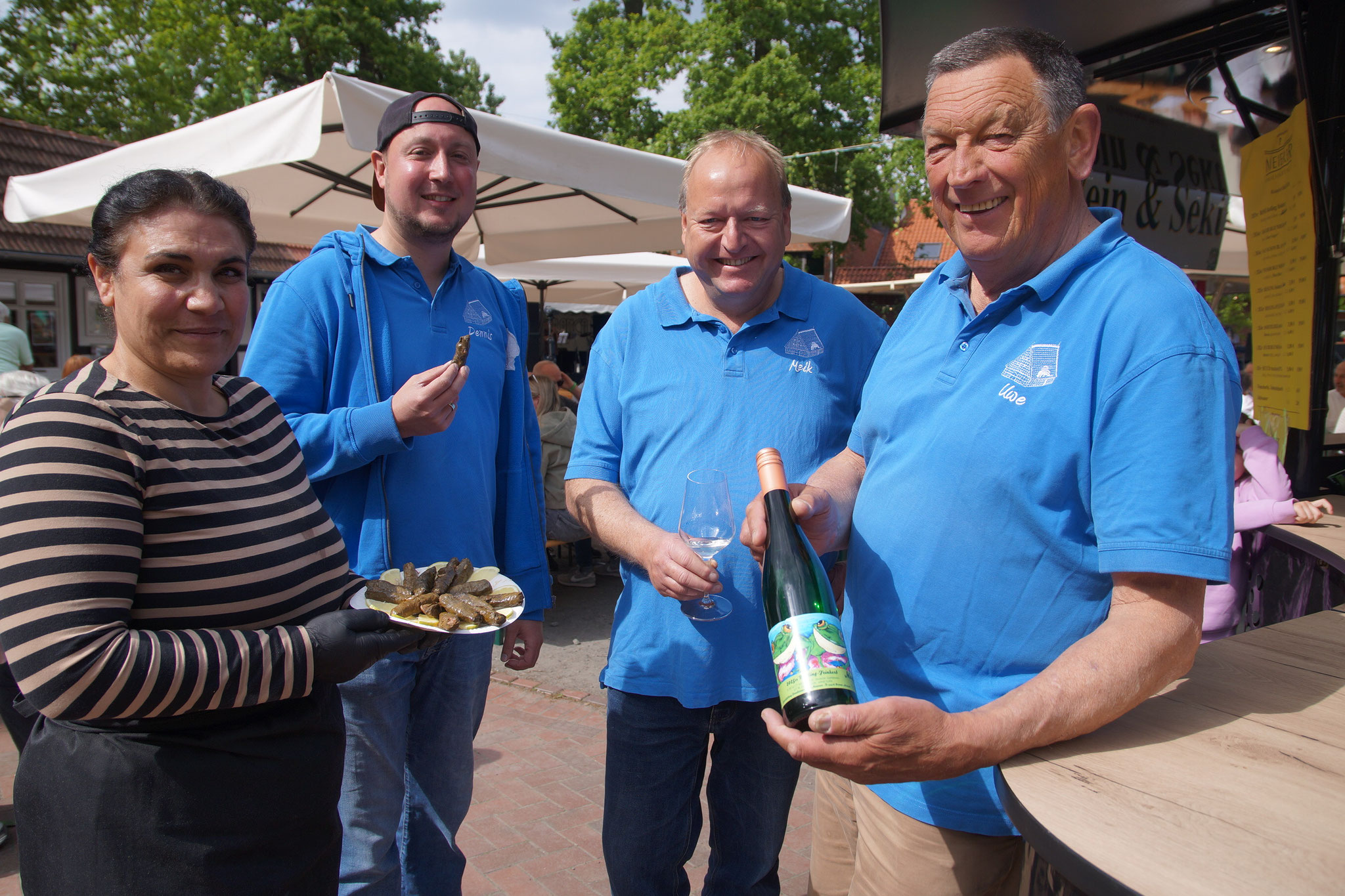 3 Männer in blauen Shirts