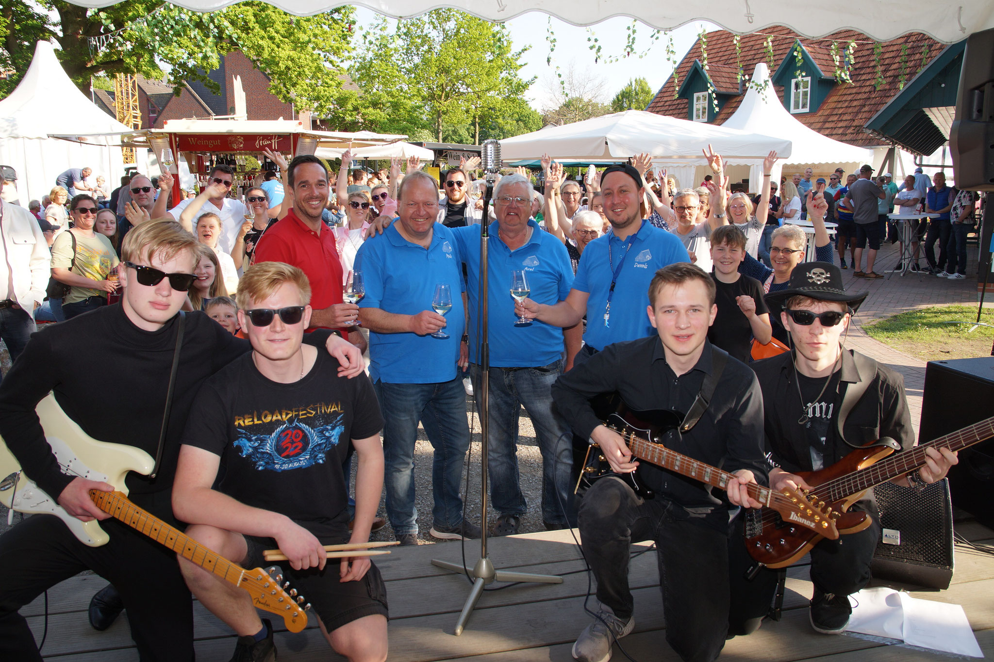 Die Blues and Rock-Band „Unation“ aus Diepholz, Wetschen und Lemförde mit einigen Mitgliedern des Hüder Dorfvereins.