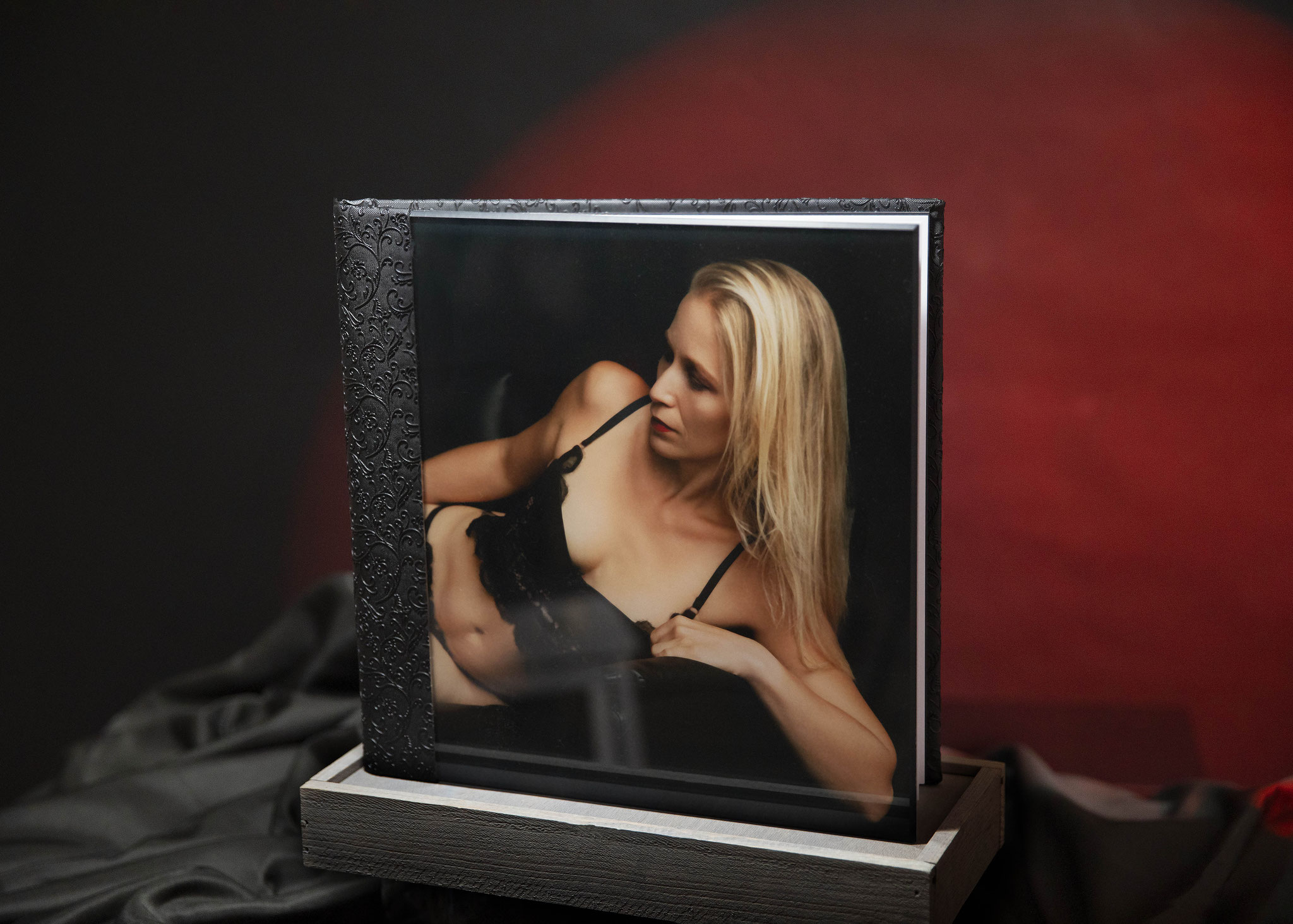 image of an album with acrylcover for a boudoir session