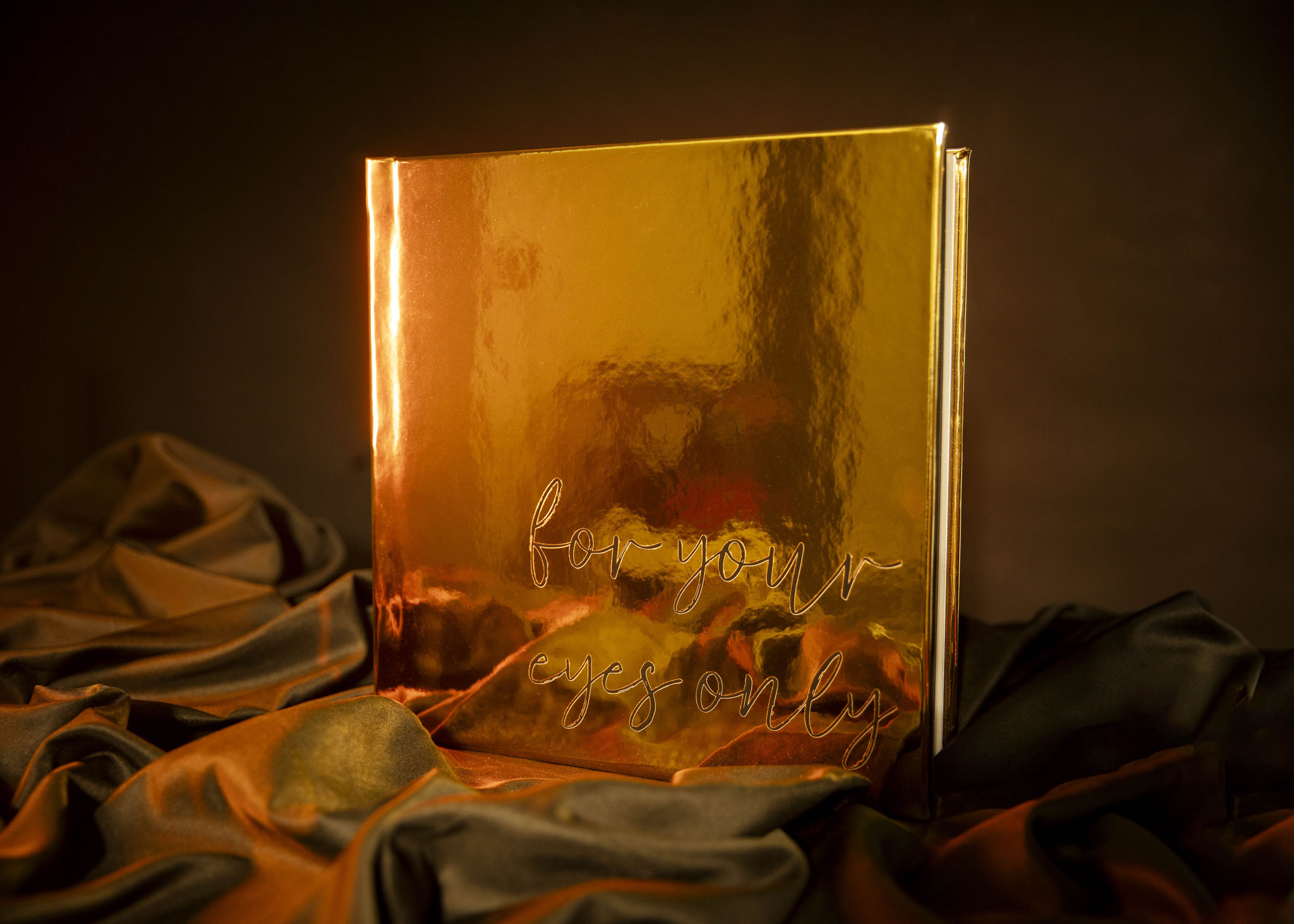Hochwertiges Fine Art Album mit Leineneinband und Goldprägung als Teil der Boudoir-Fotografie-Produkte von Kathrin Newman
