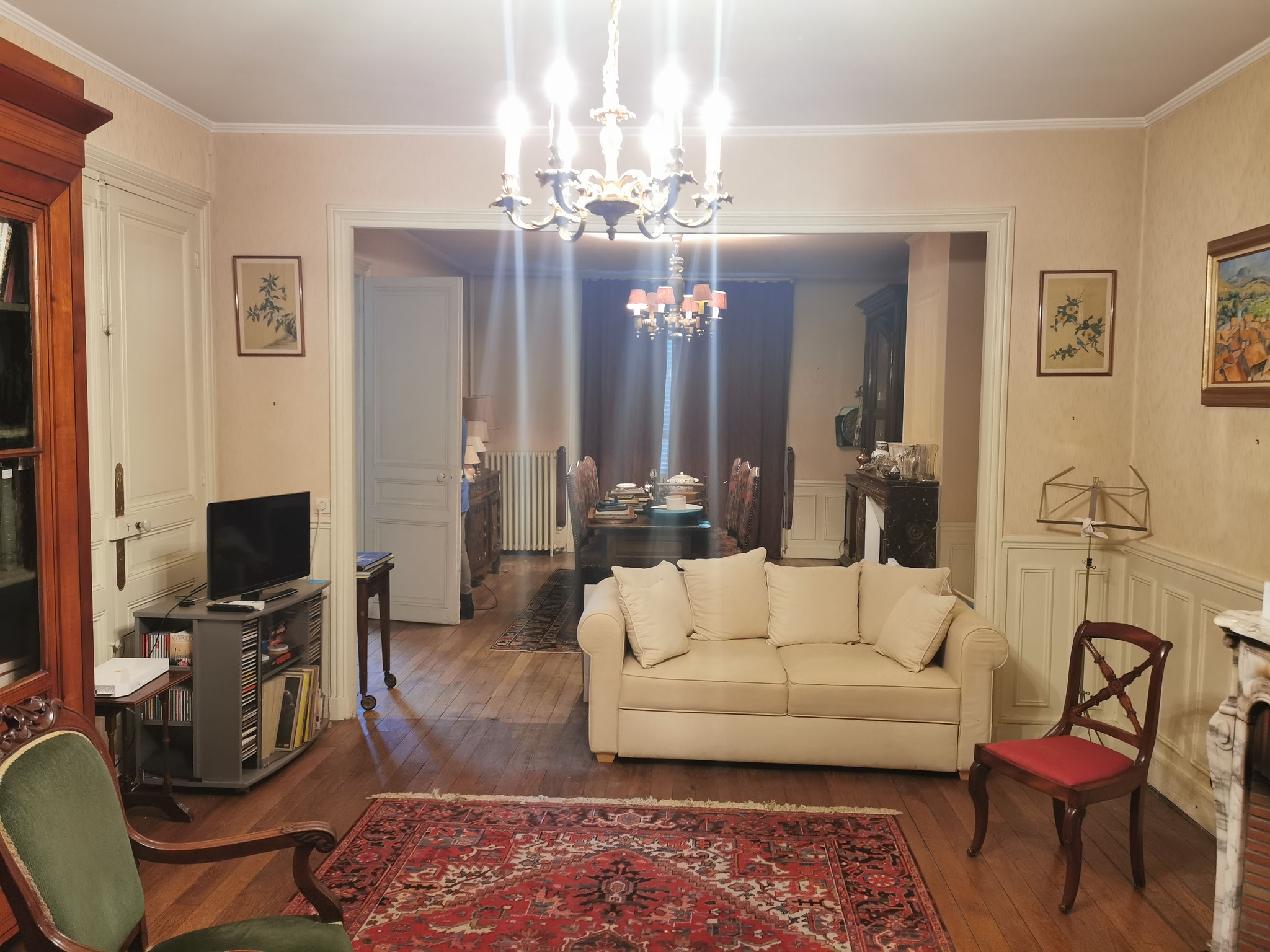 Salon vétuste avant rénovation dans une maison de maître située dans l’Oise.