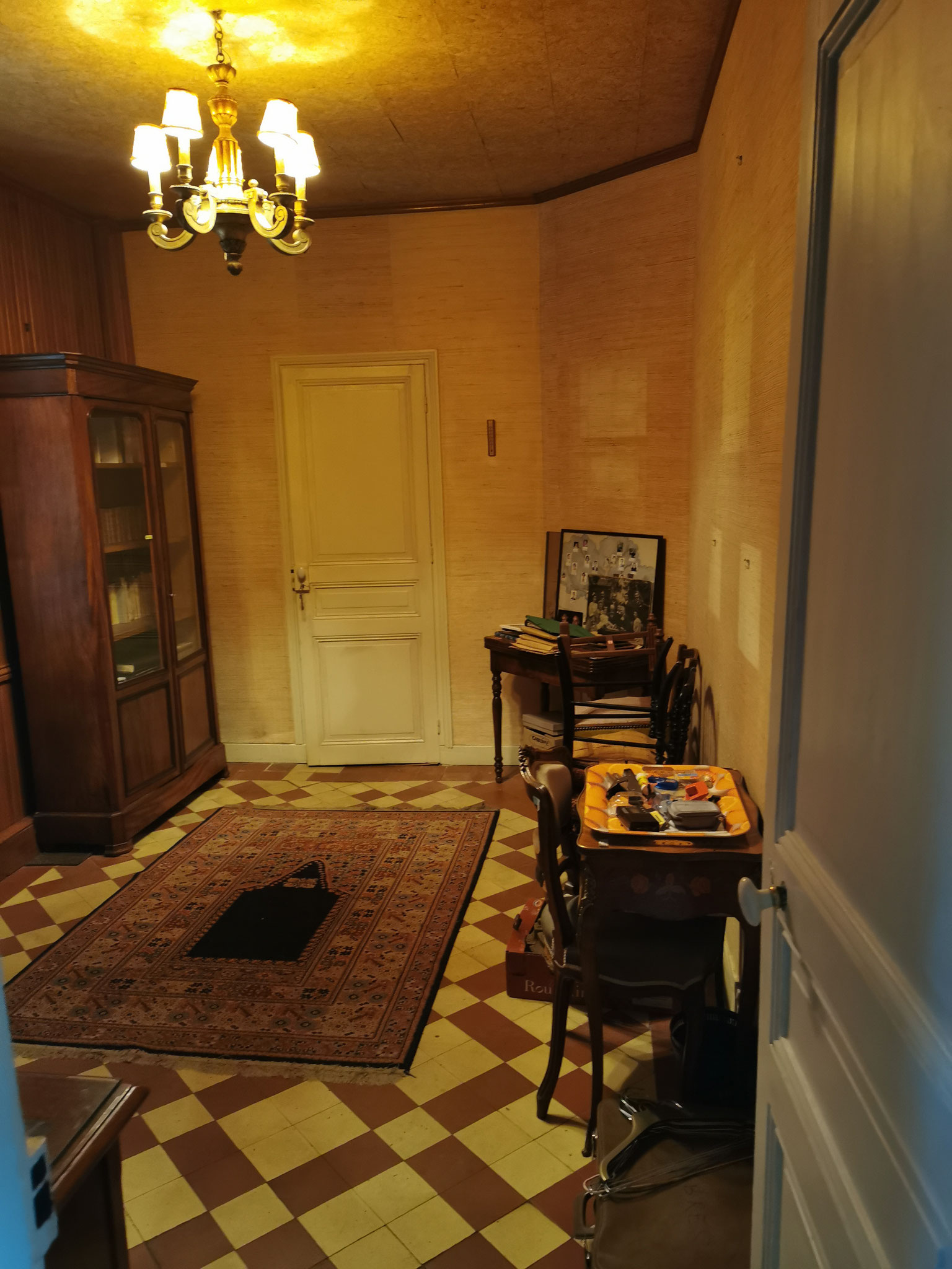 Petit bureau servant de pièce de passage avant la rénovation intérieure d’une maison de maître dans l’Oise.