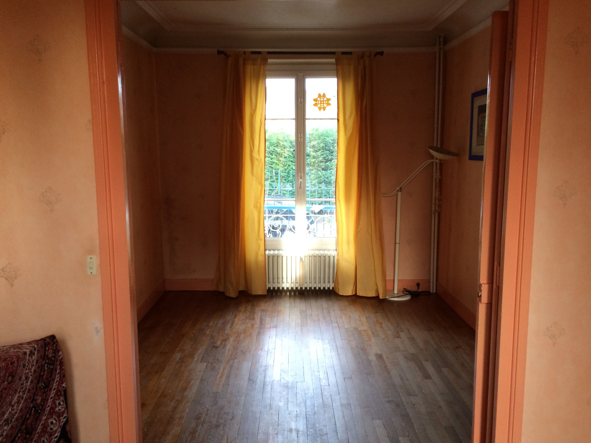 Petit salon de 9 m² avant extension, dans une maison meulière à Saint-Leu-la-Forêt.