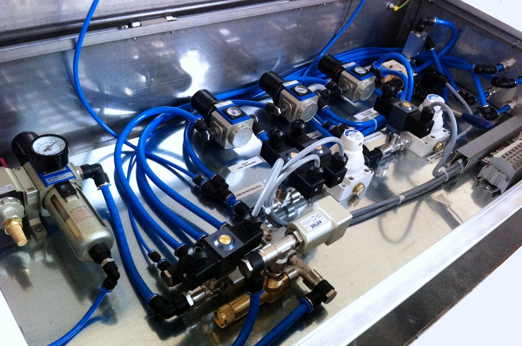 QUADRI ELETTRO-PNEUMATICI DI COMANDO E CONTROLLO. SOLUZIONI PERSONALIZZATE.