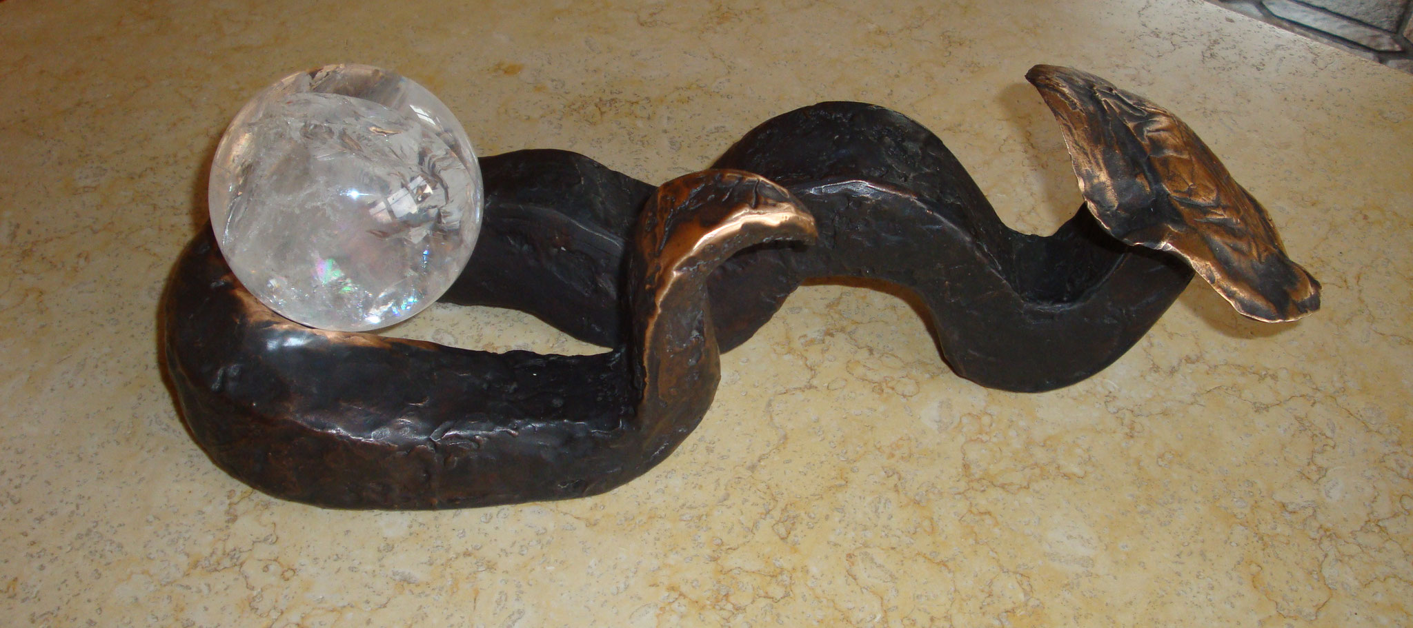 "Nagel mit Bergkristallkugel" - Bronze und Bergkristall - 42x12x40 cm