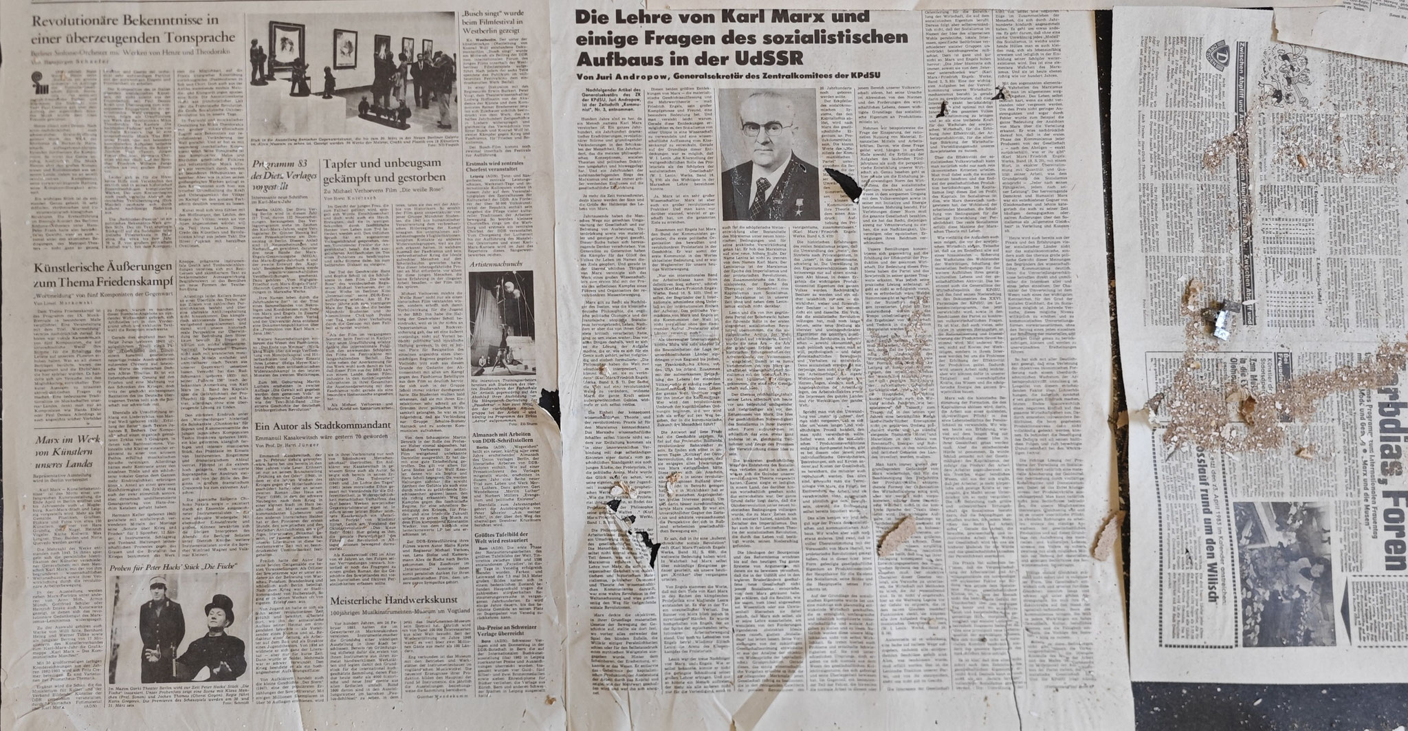 Hin und wieder kommen alte Zeitungen aus ihrem Versteck.